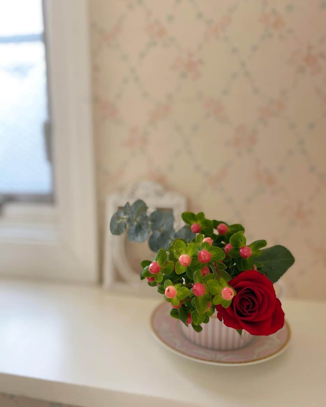 sachi♡さんのインスタグラム写真 - (sachi♡Instagram)「♡_  毎週楽しみにしているお花のサブスク Bloomee LIFE @bloomeelife 🌸  今週は ・真紅のバラ🌹 ・赤い実が可愛いヒペリカム ・ユーカリ  お花と一緒に添えられたメモには 品種やお手入れ方法、飾り方が載ってるの。  バラの品種はレッドリボン🎀 ヒペリカムはキャンディーフレア🍬 ユーカリは銀世界❄️ 名前が可愛い♡  今回は可愛らしくカップ&ソーサーに生けてみたよ🌸  ご登録時にクーポンコードを利用すると 初回のお花と送料が0円になるので是非お試ししてみてね🌷  クーポンコード「HNY2020」 使用期限：2020／12／31　23:59まで  ストーリーにURL貼っておきますね🌼  #bloomeelife #お花の定期便 #花 #花のある暮らし #サブスク #バラ #薔薇 #ヒペリカム #ユーカリ #ポーセラーツ #ホワイトインテリア #フレンチインテリア #シャビーフレンチ #雑貨 #インテリア雑貨 #暮らし #おしゃれさんと繋がりたい #お洒落さんと繋がりたい #置き画 #置き画くらぶ #flower #myhome #インテリア」12月27日 12時41分 - nail_salon_felice04