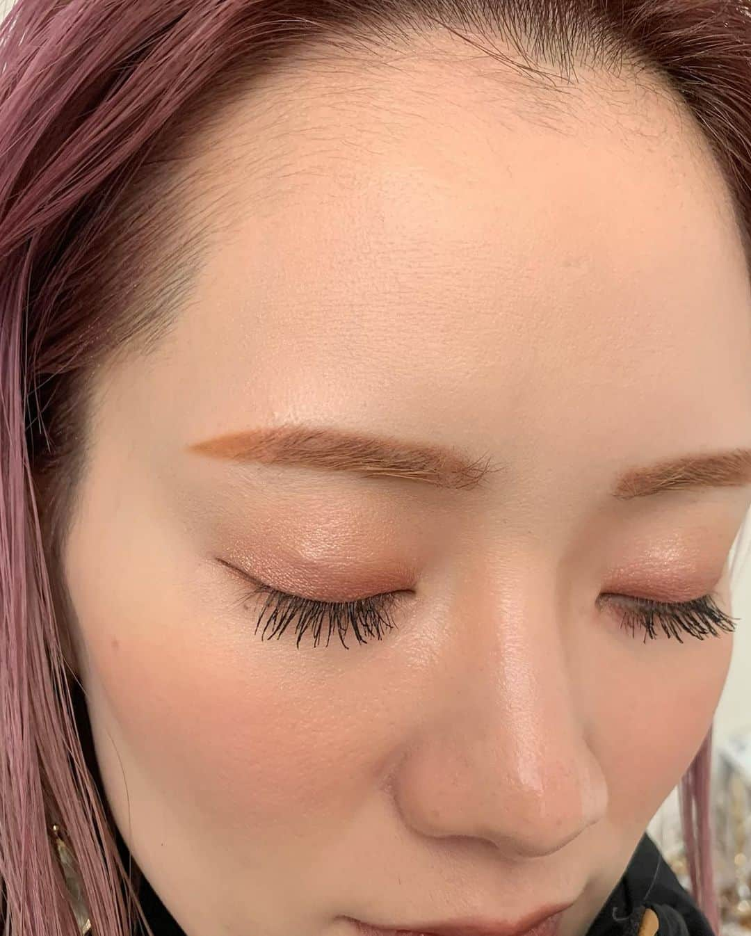 Arisaさんのインスタグラム写真 - (ArisaInstagram)「あー🥺久々の強めメイク💄 ※1枚目はSODAアプリ使ってます😅以降全てノー加工なので色味確認してみてね❤️  赤リップやっぱしまるから好きだわぁぁぁ。 マスクしてるとなかなかこういう赤リップ付けれないけど🤔 NARSのtanganyikaリップとマスカラがいい仕事をしてくれますわぁ🥺 そしてハーフカラコン👁またこれも強めメイクには欠かせないよなぁ。いつもと雰囲気がガラッと変わる。 そしてそしてオールバックという強すぎる髪型と強すぎるパープルヘアーwww  以上強めな1日の始まりですね。  カラコン→ @glamup_pr Mochalove リップ→ @narsissist リップスティックシアーtanganyika アイシャドウ→ @ipsa_jp アイシェード03、 @etvos.jp マルチパウダートープピンク ピアス→ @monica91k 2021.1.8orderstart マスカラ→ @narsissist クライマックスエクストリーム ・ ・ #強めメイク#赤リップ#ハーフカラコン#カラコンレポ#カラコン着画#glamup#グラムアップカラコン#グラムアップ#琉花カラコン#pr#ハンドメイドピアス#ハンドメイドアクセサリー#大ぶりピアス#大ぶりアクセサリー#ハイトーンカラー#ブリーチカラー#パープルカラー#韓国ヘアカラー#韓国ショート#메이크#쿠션파운데이션#마스카라#볼터치#아이섀도우」12月27日 12時42分 - saarariii