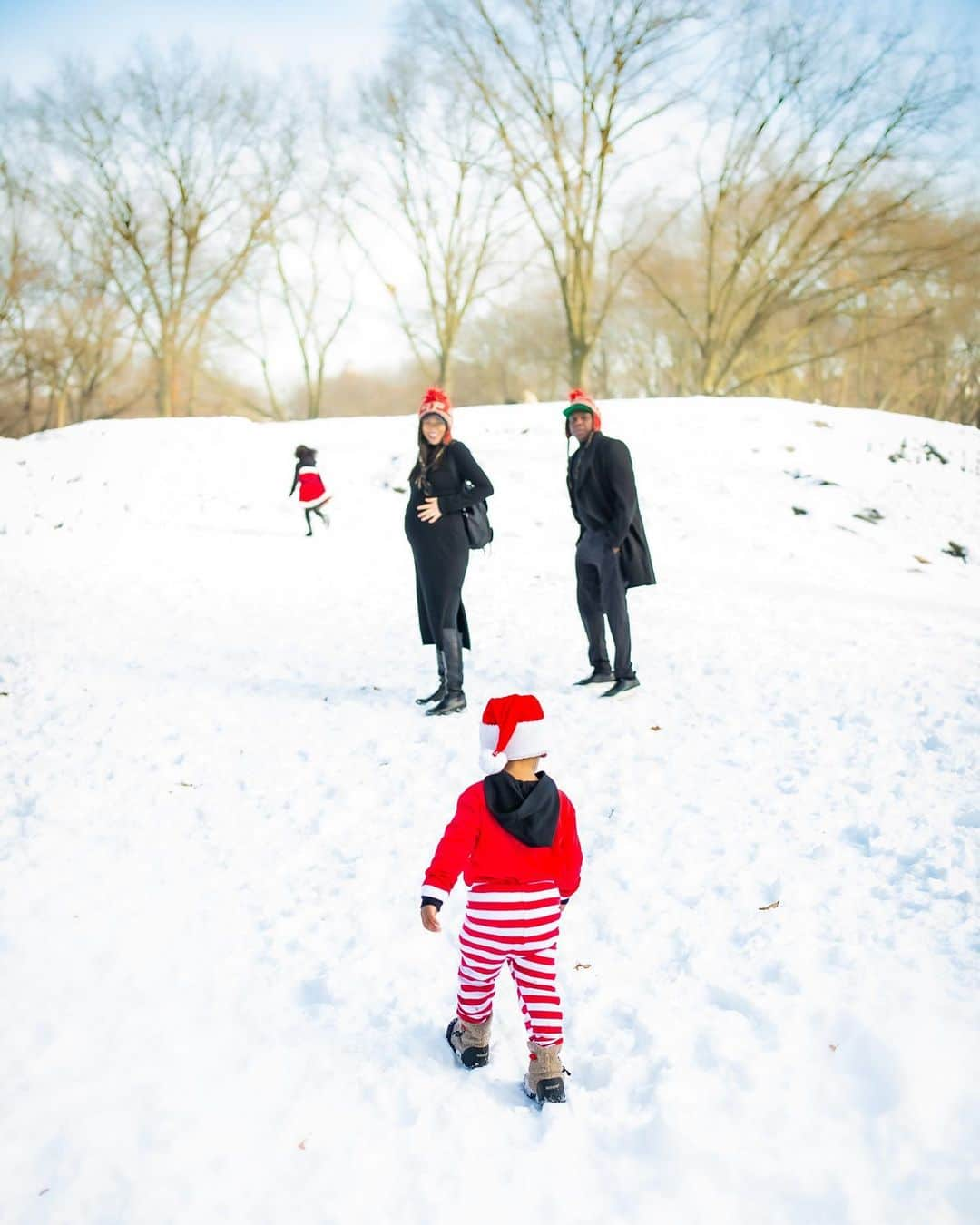 中鉢明子さんのインスタグラム写真 - (中鉢明子Instagram)「⛄️Central Park Family Maternity Photos  By @kyonakam   #familyphotography #maternityphotography #family #newyork #9monthspregnant #anydaynow #centralpark  #newyork #chiristmas #2020 #妊娠10ヶ月 #臨月 #家族写真 #マタニティーフォト #ニューヨーク #セントラルパーク #クリスマス」12月27日 12時42分 - akiko_harlem