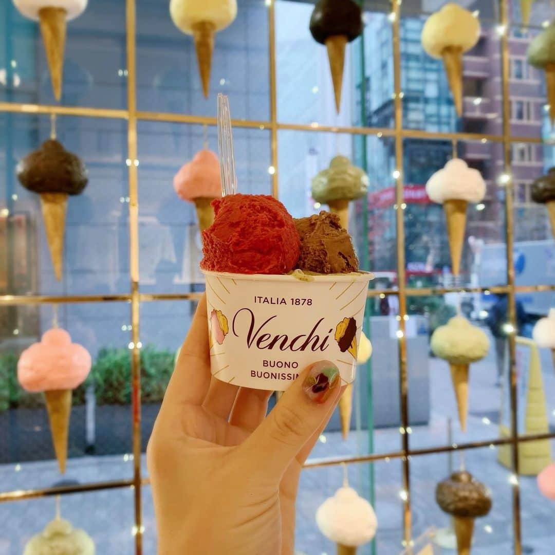 AKARIのインスタグラム：「#venchi  気になってたジェラート屋さん💖 種類多くて選べなかったから店員さんと相談して 3種類選んだ！  めっちゃ美味しくてぺろりだったし 全種類制覇したいw 通お🥺🥺  チョコも量り売りで好きなのお持ち帰りして 毎日1つずつ食べたよん🍫❤︎ これプレゼントされたらめっちゃ嬉しい🎁」