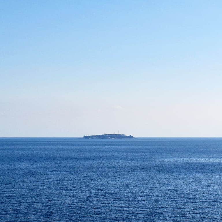 ホテルニューアカオ　熱海温泉＆リゾートのインスタグラム：「今日は雲ひとつない快晴です☀ 初島もくっきりと見えました🙆📷 15階サロンド錦鱗からも同じ景色がご覧いただけます。 コーヒーを片手にただ美しい海を眺める…😌 何とも言えない贅沢な時間です。  ｰｰｰｰｰｰｰｰｰｰｰｰｰｰｰｰｰｰｰｰｰｰｰｰｰ  本日27日は大安吉日です！ ホテル内も慌ただしく新年の準備が進んでおります💨 お正月飾りをまだ準備していない方、 今日がベストですよ👍✨」