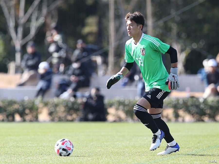 日本サッカー協会さんのインスタグラム写真 - (日本サッカー協会Instagram)「【2020.12.26 Training Match①📸】#U23日本代表 候補　4-0の勝利で活動を締めくくる  12月22日（火）から #高円宮記念JFA夢フィールド でトレーニングキャンプを行っていたU-23日本代表候補は、活動の締めくくりとして26日（土）に関東大学選抜と練習試合を行いました。  #東京オリンピック まで残された活動は来年の3月、6月、そして本番直前キャンプのみとあって、貴重な試合機会であるとともに選手たちにとっては絶好のアピールのチャンスとなりました。45分×2本と30分×1本の形式で、フィールドプレーヤーは全選手が60分ずつプレーしました。  試合のスタートは、GK #沖悠哉 選手、ディフェンスは右から #森下龍矢 選手 #渡辺剛 選手 #町田浩樹 選手 #高嶺朋樹 選手、ボランチは #金子大毅 選手 #安部柊斗 選手が組み、その前に右から #金子拓郎 選手 #渡辺皓太 選手 #相馬勇紀 選手が入り、トップを#一美和成 選手が務めます。  >>> #U24日本代表 2021年スケジュール  ⚔国際親善試合 ⌚3.26 📍東京 ⌚3.29 📍北九州 ⌚6.5 📍福岡 ⌚6.12 📍豊田  ⚔キリンチャレンジカップ2021 ⌚7.12 📍長居 ⌚7.17 📍神戸  ⚔東京オリンピック ⌚7.22-8.7  #daihyo #jfa」12月27日 12時49分 - japanfootballassociation