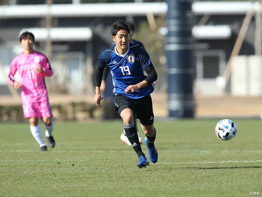 日本サッカー協会さんのインスタグラム写真 - (日本サッカー協会Instagram)「【2020.12.26 Training Match①📸】#U23日本代表 候補　4-0の勝利で活動を締めくくる  12月22日（火）から #高円宮記念JFA夢フィールド でトレーニングキャンプを行っていたU-23日本代表候補は、活動の締めくくりとして26日（土）に関東大学選抜と練習試合を行いました。  #東京オリンピック まで残された活動は来年の3月、6月、そして本番直前キャンプのみとあって、貴重な試合機会であるとともに選手たちにとっては絶好のアピールのチャンスとなりました。45分×2本と30分×1本の形式で、フィールドプレーヤーは全選手が60分ずつプレーしました。  試合のスタートは、GK #沖悠哉 選手、ディフェンスは右から #森下龍矢 選手 #渡辺剛 選手 #町田浩樹 選手 #高嶺朋樹 選手、ボランチは #金子大毅 選手 #安部柊斗 選手が組み、その前に右から #金子拓郎 選手 #渡辺皓太 選手 #相馬勇紀 選手が入り、トップを#一美和成 選手が務めます。  >>> #U24日本代表 2021年スケジュール  ⚔国際親善試合 ⌚3.26 📍東京 ⌚3.29 📍北九州 ⌚6.5 📍福岡 ⌚6.12 📍豊田  ⚔キリンチャレンジカップ2021 ⌚7.12 📍長居 ⌚7.17 📍神戸  ⚔東京オリンピック ⌚7.22-8.7  #daihyo #jfa」12月27日 12時49分 - japanfootballassociation