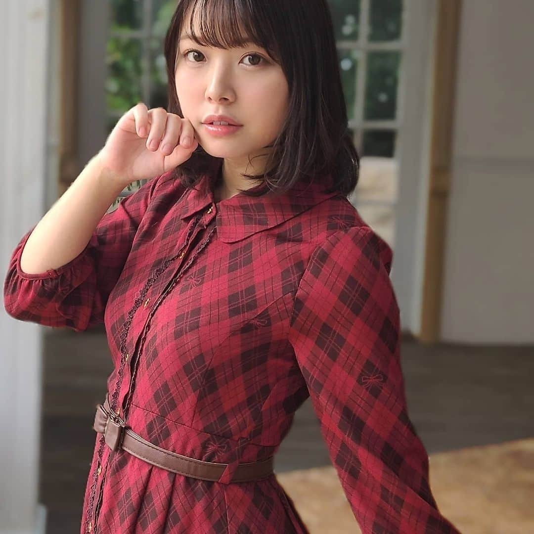 八木奈々のインスタグラム：「最後に頼れるのも、頼るべきなのも、信頼していいのも、信頼するべなのも、やっぱり自分だけなんですよね。これは悲観的になっている訳ではなくて、むしろとても暖かい事実だと思うのです。  生きていると悲しいけれど 生きている事は悲しくなんかないのです。  …なんて。  来年は新たな気持ちで、変わらないという選択をしながら、私らしく真面目にエッチに成長し進んでいきたいと思います。  ゴールに近づくために。 皆さまにお知らせしたいお話がたくさんです💗」