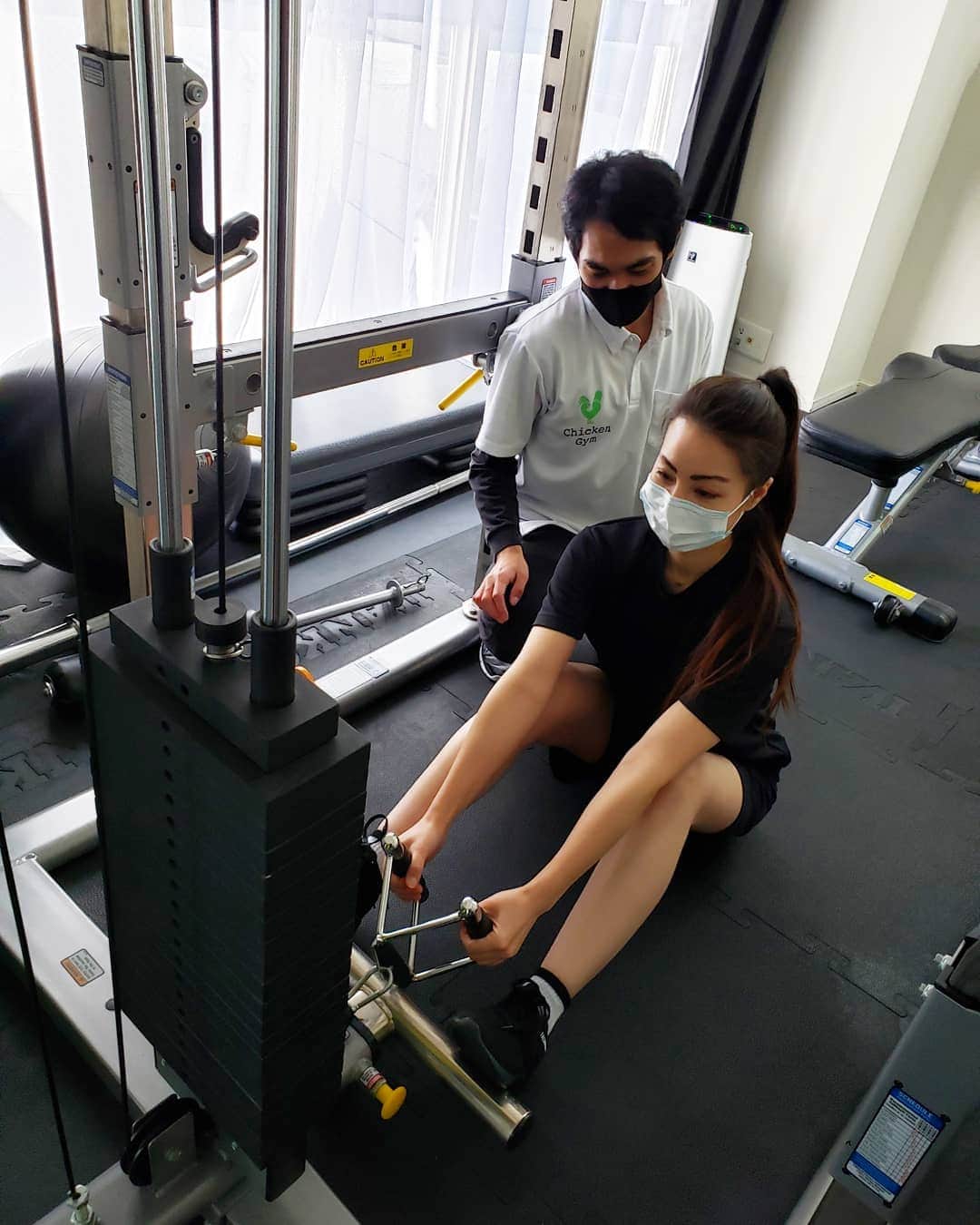 Hiromi Tomiiさんのインスタグラム写真 - (Hiromi TomiiInstagram)「@chicken_gym_shinsaibashi  . . パーソナルトレーニングを受けてきたよん😊 . . 関西、関東で展開しているチキンジム😊 . . ウエアやシューズはレンタルだから手ぶらでいけるし、 毎回インボディで目標や、成果を見える化😊 . . パーソナルだから、自分の気になるところを徹底的に😊 . 体の悩みもそうだけど、最近始めたゴルフの話をしたら、体幹のために下半身を強化するトレーニングがおすすめってプログラム組んで貰ったよん😊 他のやりたいことのために体作りをするって言うのも大切なんだね😊 スコア延びるかな_？ . マンツーマンだから追い込みもしてもらえるし、モチベーションが下がらないように声かけしてもらえたり、いろんなアドバイスをもらいながらいろんなトレーニングができちゃう😊 . 食生活や生活習慣のアドバイスもして貰ったよん😊 . 楽しい～が先に来るから続けられそう😊 . .  @chicken_gym_shinsaibashi #チキンジム心斎橋 #チキンジム #chickengym」12月27日 12時49分 - hiromi.tomii