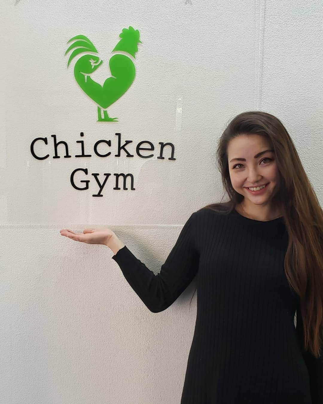 Hiromi Tomiiさんのインスタグラム写真 - (Hiromi TomiiInstagram)「@chicken_gym_shinsaibashi  . . パーソナルトレーニングを受けてきたよん😊 . . 関西、関東で展開しているチキンジム😊 . . ウエアやシューズはレンタルだから手ぶらでいけるし、 毎回インボディで目標や、成果を見える化😊 . . パーソナルだから、自分の気になるところを徹底的に😊 . 体の悩みもそうだけど、最近始めたゴルフの話をしたら、体幹のために下半身を強化するトレーニングがおすすめってプログラム組んで貰ったよん😊 他のやりたいことのために体作りをするって言うのも大切なんだね😊 スコア延びるかな_？ . マンツーマンだから追い込みもしてもらえるし、モチベーションが下がらないように声かけしてもらえたり、いろんなアドバイスをもらいながらいろんなトレーニングができちゃう😊 . 食生活や生活習慣のアドバイスもして貰ったよん😊 . 楽しい～が先に来るから続けられそう😊 . .  @chicken_gym_shinsaibashi #チキンジム心斎橋 #チキンジム #chickengym」12月27日 12時49分 - hiromi.tomii