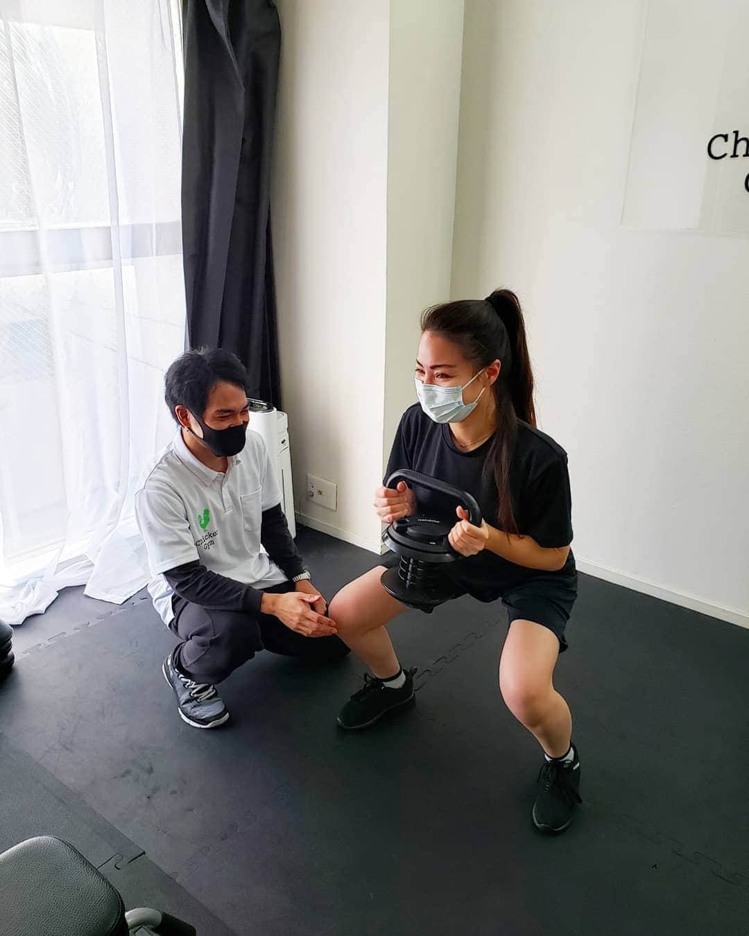Hiromi Tomiiさんのインスタグラム写真 - (Hiromi TomiiInstagram)「@chicken_gym_shinsaibashi  . . パーソナルトレーニングを受けてきたよん😊 . . 関西、関東で展開しているチキンジム😊 . . ウエアやシューズはレンタルだから手ぶらでいけるし、 毎回インボディで目標や、成果を見える化😊 . . パーソナルだから、自分の気になるところを徹底的に😊 . 体の悩みもそうだけど、最近始めたゴルフの話をしたら、体幹のために下半身を強化するトレーニングがおすすめってプログラム組んで貰ったよん😊 他のやりたいことのために体作りをするって言うのも大切なんだね😊 スコア延びるかな_？ . マンツーマンだから追い込みもしてもらえるし、モチベーションが下がらないように声かけしてもらえたり、いろんなアドバイスをもらいながらいろんなトレーニングができちゃう😊 . 食生活や生活習慣のアドバイスもして貰ったよん😊 . 楽しい～が先に来るから続けられそう😊 . .  @chicken_gym_shinsaibashi #チキンジム心斎橋 #チキンジム #chickengym」12月27日 12時49分 - hiromi.tomii