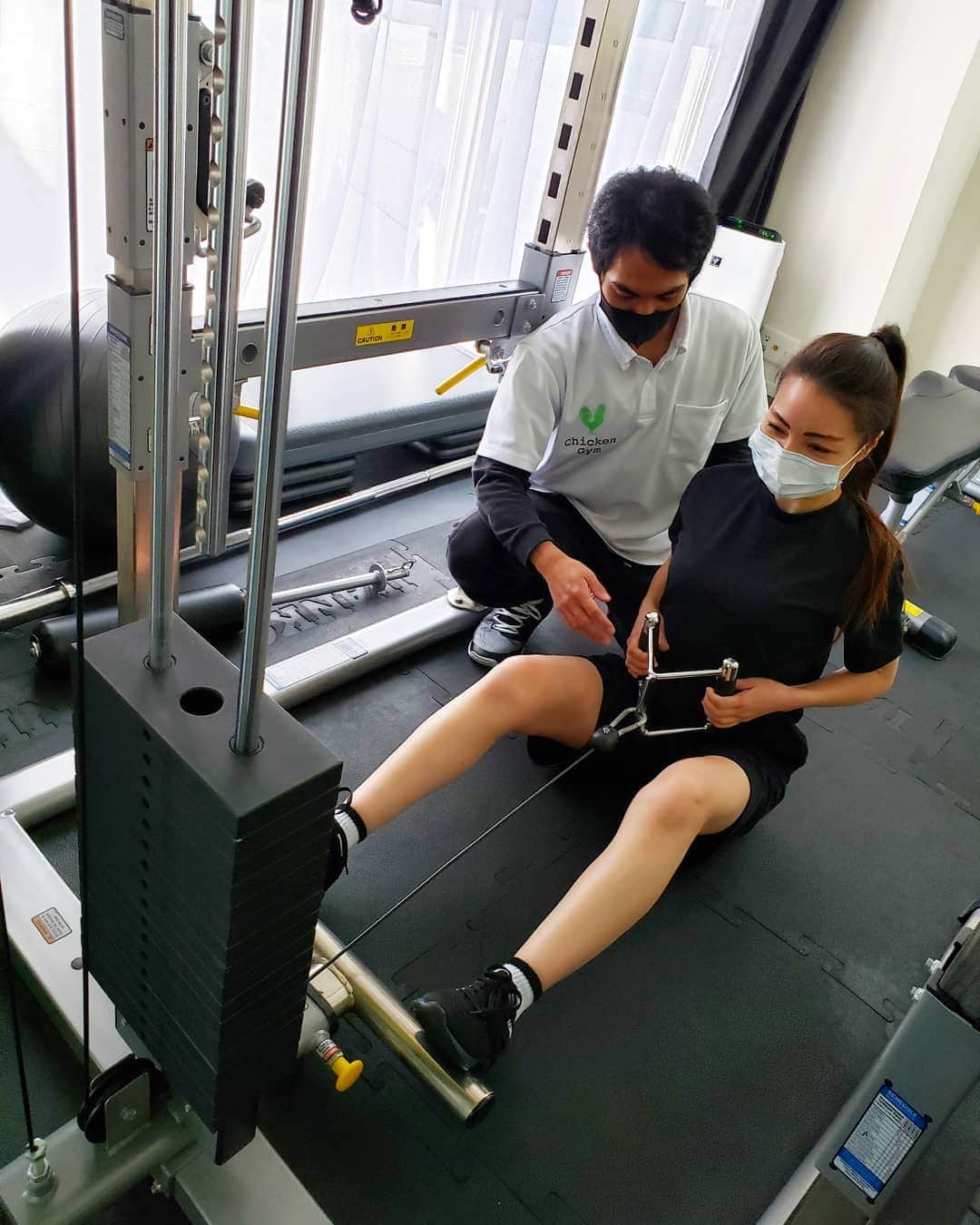 Hiromi Tomiiさんのインスタグラム写真 - (Hiromi TomiiInstagram)「@chicken_gym_shinsaibashi  . . パーソナルトレーニングを受けてきたよん😊 . . 関西、関東で展開しているチキンジム😊 . . ウエアやシューズはレンタルだから手ぶらでいけるし、 毎回インボディで目標や、成果を見える化😊 . . パーソナルだから、自分の気になるところを徹底的に😊 . 体の悩みもそうだけど、最近始めたゴルフの話をしたら、体幹のために下半身を強化するトレーニングがおすすめってプログラム組んで貰ったよん😊 他のやりたいことのために体作りをするって言うのも大切なんだね😊 スコア延びるかな_？ . マンツーマンだから追い込みもしてもらえるし、モチベーションが下がらないように声かけしてもらえたり、いろんなアドバイスをもらいながらいろんなトレーニングができちゃう😊 . 食生活や生活習慣のアドバイスもして貰ったよん😊 . 楽しい～が先に来るから続けられそう😊 . .  @chicken_gym_shinsaibashi #チキンジム心斎橋 #チキンジム #chickengym」12月27日 12時49分 - hiromi.tomii