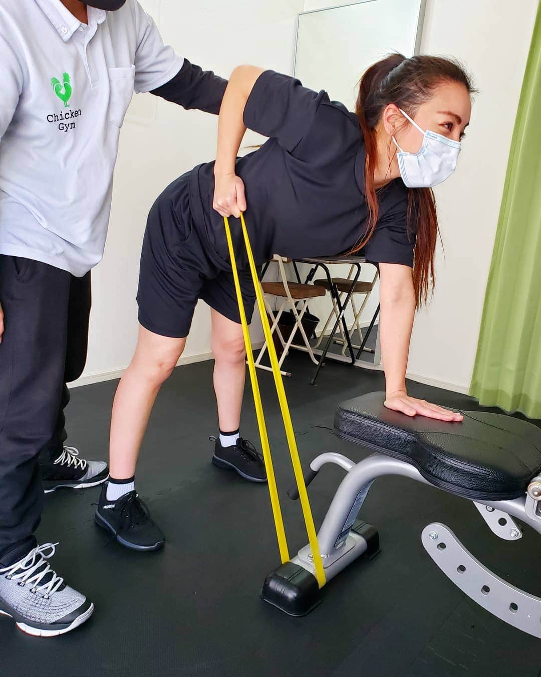 Hiromi Tomiiさんのインスタグラム写真 - (Hiromi TomiiInstagram)「@chicken_gym_shinsaibashi  . . パーソナルトレーニングを受けてきたよん😊 . . 関西、関東で展開しているチキンジム😊 . . ウエアやシューズはレンタルだから手ぶらでいけるし、 毎回インボディで目標や、成果を見える化😊 . . パーソナルだから、自分の気になるところを徹底的に😊 . 体の悩みもそうだけど、最近始めたゴルフの話をしたら、体幹のために下半身を強化するトレーニングがおすすめってプログラム組んで貰ったよん😊 他のやりたいことのために体作りをするって言うのも大切なんだね😊 スコア延びるかな_？ . マンツーマンだから追い込みもしてもらえるし、モチベーションが下がらないように声かけしてもらえたり、いろんなアドバイスをもらいながらいろんなトレーニングができちゃう😊 . 食生活や生活習慣のアドバイスもして貰ったよん😊 . 楽しい～が先に来るから続けられそう😊 . .  @chicken_gym_shinsaibashi #チキンジム心斎橋 #チキンジム #chickengym」12月27日 12時49分 - hiromi.tomii