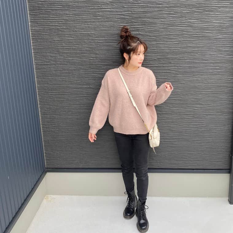 畠中清羅 のインスタグラム：「_  娘ちゃんの1週間強の看病がようやく 終わり私も体調だいぶ復活して少しずつ 年末の大掃除を始める予定の今日。  👚: @laurenhi_japan  @brandbuilder.shop  #brandbuildershop#code#ニットコーデ」