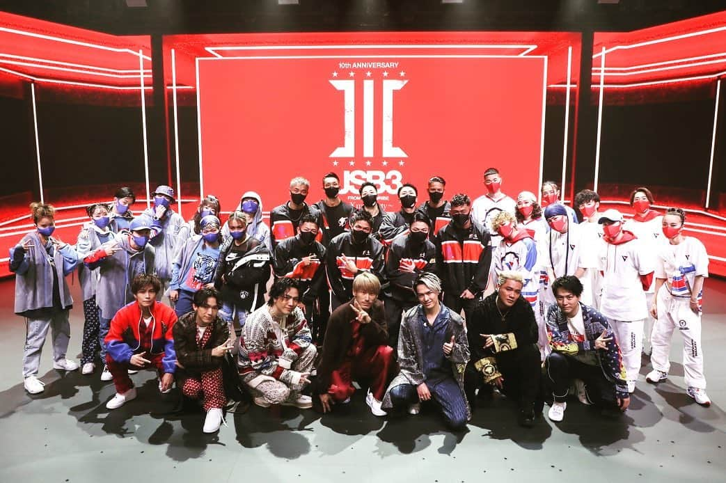 akihicのインスタグラム：「🎄🎄🎄 『LIVE × ONLINE BEYOND THE BORDER  三代目 J SOUL BROTHERS ~Xmas Party~』に SEPTENI RAPTURESで出演させて頂きました🔥 今回は、 @3jsb_kenjiro_official さんとのコラボで振付出演しました❗️ 最高に楽しかった🤩🤩🤩 あの規模で、色々な方に僕達ラプチャーズを見て頂けた事に 感謝でしかないです！ JSBの皆様をはじめ、 関わって下さった皆様本当にありがとうございました！ 38歳ラストに最高な舞台に立てて幸せでした🎄✨  出演後、 @charismakantaro 君と真剣な話をしてると マスクが欲しいとスタッフの方から言われ『あっ良いですよー』と言って 楽屋に入ったらこの格好でリーガーみんなが待っててくれました😭✨ まんまと、サプライズに引っかかる39歳akihic☆彡でした(笑)🤣 こちらも最高に嬉しかった🥺 みんな本当にありがとう🔥🔥🔥🙏✨  今回出演したDリーグ・ディレクターの二人とも📷✨ お疲れ様でした🙏❗️✨ @riehata @twiggzreal_official   そして、 沢山のコメントやメッセージを下さった皆様も 本当にありがとうございました‼️ 39歳も止まらず突っ走りたいと思います🔥  あー、今年も最高なクリスマスでした🎄🎅🎄✨  #三代目JSOULBROTHERS #三代目JSB #三代目jsb_10th #三代目クリパするよ全員集合 #アベマLDH祭 #avexROYALBRATS #fullcastraiserz #septeniraptures #Dリーグ」