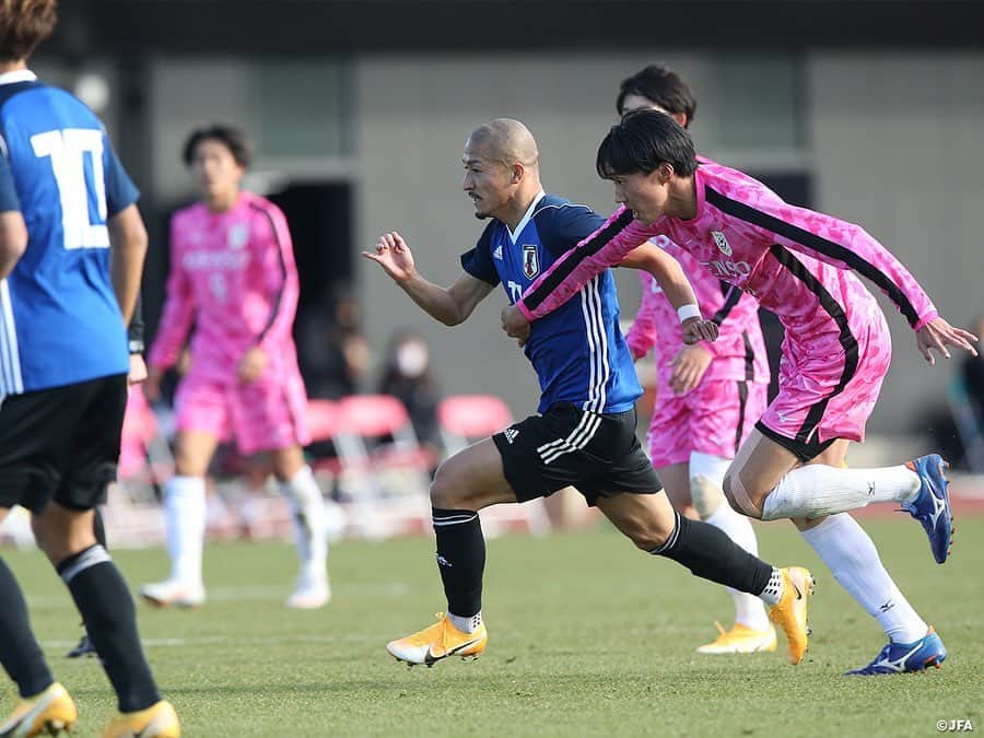 日本サッカー協会さんのインスタグラム写真 - (日本サッカー協会Instagram)「【2020.12.26 Training Match②📸】#U23日本代表 候補　4-0の勝利で活動を締めくくる  12月22日（火）から #高円宮記念JFA夢フィールド でトレーニングキャンプを行っていたU-23日本代表候補は、活動の締めくくりとして26日（土）に関東大学選抜と練習試合を行いました。  4分、相馬選手が縦へのドリブルから中へ折り返し、こぼれたところを #金子大毅 選手がシュート。12分には中盤の #渡辺皓太 選手がロングパス、右の森下選手が反応してシュートを放ちますが、得点につなげることができません。時間が経つにつれ、積極的になる関東大学選抜に対し、U-23はなかなか攻撃の糸口をつかめません。GK #波多野豪 選手が入って迎えた後半、ハーフタイムでの修正点を踏まえ、U-23は盛り返しを図ります。すると54分、森下選手のアーリークロスを安部選手が落とし、一美選手が左足でシュート。ようやく先制点を獲得します。  60分を過ぎたところで、フィールドプレーヤー10人が入れ替わります。ディフェンスラインに #中村帆高 選手 #橋岡大樹 選手 #瀬古歩夢 選手 #古賀太陽 選手、中盤は#齊藤未月選手 #田中駿太 選手、ワントップに #上田綺世 選手、その下に #浅野雄也 選手 #郷家友太 選手 #前田大然 選手が並びます。数分後、右CKから橋岡選手がヘディングで合わせ、試合を2-0とします。ボールを保持する時間が長いまま、74分には浅野選手が右サイドから中にクロスを入れますが、前田選手には合いません。80分、前田選手がシュートを放ちますが、これは枠を捉えられず、90分を終えます。  >>> #U24日本代表 2021年スケジュール  ⚔国際親善試合 ⌚3.26 📍東京 ⌚3.29 📍北九州 ⌚6.5 📍福岡 ⌚6.12 📍豊田  ⚔キリンチャレンジカップ2021 ⌚7.12 📍長居 ⌚7.17 📍神戸  ⚔東京オリンピック ⌚7.22-8.7  #daihyo #jfa」12月27日 12時52分 - japanfootballassociation