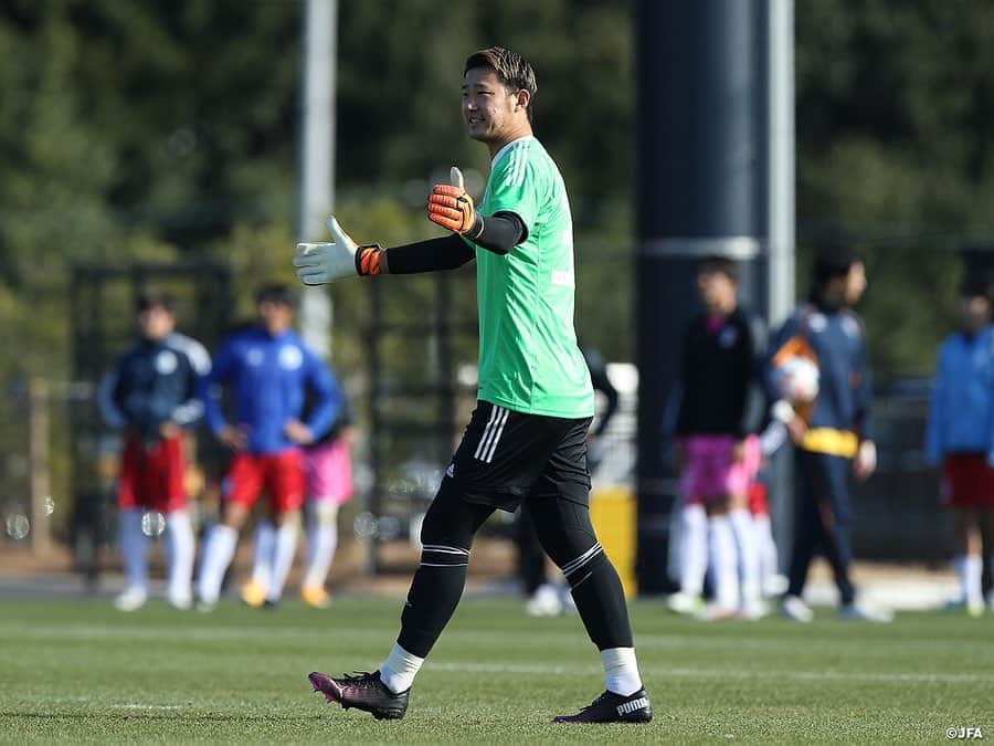 日本サッカー協会さんのインスタグラム写真 - (日本サッカー協会Instagram)「【2020.12.26 Training Match②📸】#U23日本代表 候補　4-0の勝利で活動を締めくくる  12月22日（火）から #高円宮記念JFA夢フィールド でトレーニングキャンプを行っていたU-23日本代表候補は、活動の締めくくりとして26日（土）に関東大学選抜と練習試合を行いました。  4分、相馬選手が縦へのドリブルから中へ折り返し、こぼれたところを #金子大毅 選手がシュート。12分には中盤の #渡辺皓太 選手がロングパス、右の森下選手が反応してシュートを放ちますが、得点につなげることができません。時間が経つにつれ、積極的になる関東大学選抜に対し、U-23はなかなか攻撃の糸口をつかめません。GK #波多野豪 選手が入って迎えた後半、ハーフタイムでの修正点を踏まえ、U-23は盛り返しを図ります。すると54分、森下選手のアーリークロスを安部選手が落とし、一美選手が左足でシュート。ようやく先制点を獲得します。  60分を過ぎたところで、フィールドプレーヤー10人が入れ替わります。ディフェンスラインに #中村帆高 選手 #橋岡大樹 選手 #瀬古歩夢 選手 #古賀太陽 選手、中盤は#齊藤未月選手 #田中駿太 選手、ワントップに #上田綺世 選手、その下に #浅野雄也 選手 #郷家友太 選手 #前田大然 選手が並びます。数分後、右CKから橋岡選手がヘディングで合わせ、試合を2-0とします。ボールを保持する時間が長いまま、74分には浅野選手が右サイドから中にクロスを入れますが、前田選手には合いません。80分、前田選手がシュートを放ちますが、これは枠を捉えられず、90分を終えます。  >>> #U24日本代表 2021年スケジュール  ⚔国際親善試合 ⌚3.26 📍東京 ⌚3.29 📍北九州 ⌚6.5 📍福岡 ⌚6.12 📍豊田  ⚔キリンチャレンジカップ2021 ⌚7.12 📍長居 ⌚7.17 📍神戸  ⚔東京オリンピック ⌚7.22-8.7  #daihyo #jfa」12月27日 12時52分 - japanfootballassociation