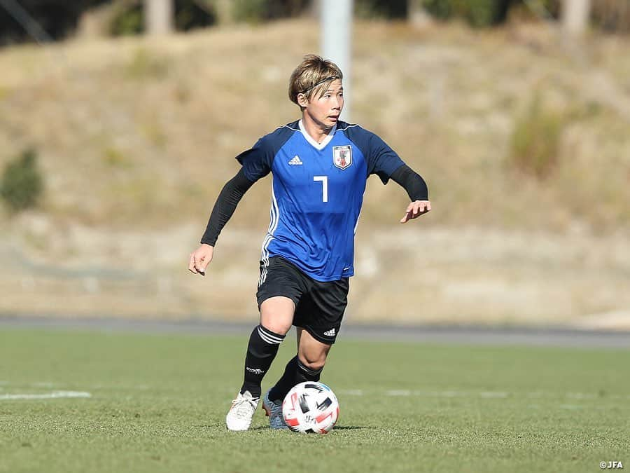 日本サッカー協会さんのインスタグラム写真 - (日本サッカー協会Instagram)「【2020.12.26 Training Match②📸】#U23日本代表 候補　4-0の勝利で活動を締めくくる  12月22日（火）から #高円宮記念JFA夢フィールド でトレーニングキャンプを行っていたU-23日本代表候補は、活動の締めくくりとして26日（土）に関東大学選抜と練習試合を行いました。  4分、相馬選手が縦へのドリブルから中へ折り返し、こぼれたところを #金子大毅 選手がシュート。12分には中盤の #渡辺皓太 選手がロングパス、右の森下選手が反応してシュートを放ちますが、得点につなげることができません。時間が経つにつれ、積極的になる関東大学選抜に対し、U-23はなかなか攻撃の糸口をつかめません。GK #波多野豪 選手が入って迎えた後半、ハーフタイムでの修正点を踏まえ、U-23は盛り返しを図ります。すると54分、森下選手のアーリークロスを安部選手が落とし、一美選手が左足でシュート。ようやく先制点を獲得します。  60分を過ぎたところで、フィールドプレーヤー10人が入れ替わります。ディフェンスラインに #中村帆高 選手 #橋岡大樹 選手 #瀬古歩夢 選手 #古賀太陽 選手、中盤は#齊藤未月選手 #田中駿太 選手、ワントップに #上田綺世 選手、その下に #浅野雄也 選手 #郷家友太 選手 #前田大然 選手が並びます。数分後、右CKから橋岡選手がヘディングで合わせ、試合を2-0とします。ボールを保持する時間が長いまま、74分には浅野選手が右サイドから中にクロスを入れますが、前田選手には合いません。80分、前田選手がシュートを放ちますが、これは枠を捉えられず、90分を終えます。  >>> #U24日本代表 2021年スケジュール  ⚔国際親善試合 ⌚3.26 📍東京 ⌚3.29 📍北九州 ⌚6.5 📍福岡 ⌚6.12 📍豊田  ⚔キリンチャレンジカップ2021 ⌚7.12 📍長居 ⌚7.17 📍神戸  ⚔東京オリンピック ⌚7.22-8.7  #daihyo #jfa」12月27日 12時52分 - japanfootballassociation