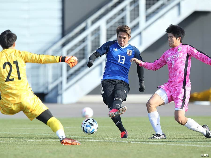 日本サッカー協会さんのインスタグラム写真 - (日本サッカー協会Instagram)「【2020.12.26 Training Match②📸】#U23日本代表 候補　4-0の勝利で活動を締めくくる  12月22日（火）から #高円宮記念JFA夢フィールド でトレーニングキャンプを行っていたU-23日本代表候補は、活動の締めくくりとして26日（土）に関東大学選抜と練習試合を行いました。  4分、相馬選手が縦へのドリブルから中へ折り返し、こぼれたところを #金子大毅 選手がシュート。12分には中盤の #渡辺皓太 選手がロングパス、右の森下選手が反応してシュートを放ちますが、得点につなげることができません。時間が経つにつれ、積極的になる関東大学選抜に対し、U-23はなかなか攻撃の糸口をつかめません。GK #波多野豪 選手が入って迎えた後半、ハーフタイムでの修正点を踏まえ、U-23は盛り返しを図ります。すると54分、森下選手のアーリークロスを安部選手が落とし、一美選手が左足でシュート。ようやく先制点を獲得します。  60分を過ぎたところで、フィールドプレーヤー10人が入れ替わります。ディフェンスラインに #中村帆高 選手 #橋岡大樹 選手 #瀬古歩夢 選手 #古賀太陽 選手、中盤は#齊藤未月選手 #田中駿太 選手、ワントップに #上田綺世 選手、その下に #浅野雄也 選手 #郷家友太 選手 #前田大然 選手が並びます。数分後、右CKから橋岡選手がヘディングで合わせ、試合を2-0とします。ボールを保持する時間が長いまま、74分には浅野選手が右サイドから中にクロスを入れますが、前田選手には合いません。80分、前田選手がシュートを放ちますが、これは枠を捉えられず、90分を終えます。  >>> #U24日本代表 2021年スケジュール  ⚔国際親善試合 ⌚3.26 📍東京 ⌚3.29 📍北九州 ⌚6.5 📍福岡 ⌚6.12 📍豊田  ⚔キリンチャレンジカップ2021 ⌚7.12 📍長居 ⌚7.17 📍神戸  ⚔東京オリンピック ⌚7.22-8.7  #daihyo #jfa」12月27日 12時52分 - japanfootballassociation