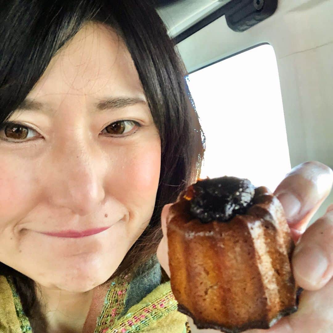 アンジェラ佐藤さんのインスタグラム写真 - (アンジェラ佐藤Instagram)「北海道初のカヌレ専門店の“北のカヌリエ”のカヌレを食べました(*´艸`)  箱をあけると、ほんのりと甘く洋酒の香りが、、、。 香りだけで幸せな気分になってしまう🍀  #北のカヌリエ #カヌレ #洋菓子 #タルトっぽい食感だけど中はしっとりクリーミーなのだよ #紅茶やコーヒーにあうなあ #ヒンナヒンナ」12月27日 13時03分 - angela_satou