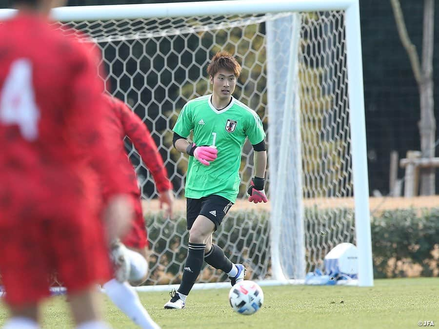 日本サッカー協会さんのインスタグラム写真 - (日本サッカー協会Instagram)「【2020.12.26 Training Match③📸】#U23日本代表 候補　4-0の勝利で活動を締めくくる  12月22日（火）から #高円宮記念JFA夢フィールド でトレーニングキャンプを行っていたU-23日本代表候補は、活動の締めくくりとして26日（土）に関東大学選抜と練習試合を行いました。  3本目、GKには #大迫敬介 選手が入ります。108分、U-23はいい守備から攻撃へとつなげます。浅野選手が抜け出してワンタッチでクロスを上げると、マイナスのスペースで待っていた郷家選手がシュートし、追加点を獲得。その後もボールを保持したU-23は試合終了間際、瀬古選手が郷家選手とのパス交換から起点となり、右サイドを駆け上がった中村帆高選手がクロスを上げると、ゴール前にするすると上がってきた瀬古選手がシュート。これで4-0とし、2020年最後の代表活動を勝利で終えました。  初招集の選手が多く、短い時間のなかでコンセプトを落とし込むべく、「攻から守へ、守から攻への切り替え」、また「どうボールを前へ進めていくか」を意識しながら、4日間ゲーム形式のトレーニングを積んできました。 #東京オリンピック が一年延期となり、リーグ戦中心のシーズンを送った選手たちと久ひさしぶりに過ごした #森保一 監督は、選手たちのコミュニケーション能力、自己表現能力の向上を口にしていました。  次の活動は3月。#U24日本代表 として、東京スタジアムと北九州スタジアムで国際親善試合を戦います。  >>> #U24日本代表 2021年スケジュール  ⚔国際親善試合 ⌚3.26 📍東京 ⌚3.29 📍北九州 ⌚6.5 📍福岡 ⌚6.12 📍豊田  ⚔キリンチャレンジカップ2021 ⌚7.12 📍長居 ⌚7.17 📍神戸  ⚔東京オリンピック ⌚7.22-8.7  #daihyo #jfa」12月27日 12時56分 - japanfootballassociation