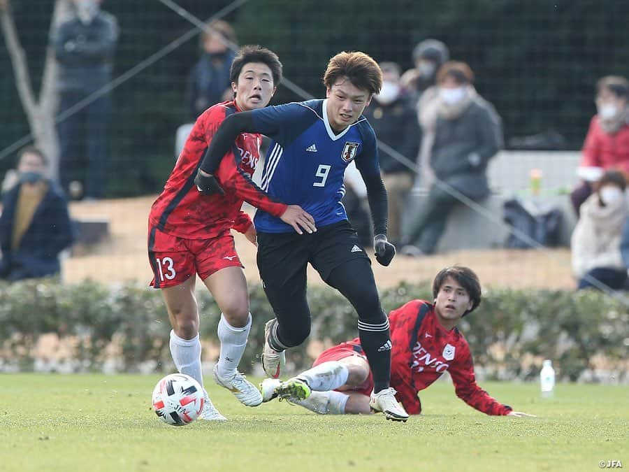 日本サッカー協会さんのインスタグラム写真 - (日本サッカー協会Instagram)「【2020.12.26 Training Match③📸】#U23日本代表 候補　4-0の勝利で活動を締めくくる  12月22日（火）から #高円宮記念JFA夢フィールド でトレーニングキャンプを行っていたU-23日本代表候補は、活動の締めくくりとして26日（土）に関東大学選抜と練習試合を行いました。  3本目、GKには #大迫敬介 選手が入ります。108分、U-23はいい守備から攻撃へとつなげます。浅野選手が抜け出してワンタッチでクロスを上げると、マイナスのスペースで待っていた郷家選手がシュートし、追加点を獲得。その後もボールを保持したU-23は試合終了間際、瀬古選手が郷家選手とのパス交換から起点となり、右サイドを駆け上がった中村帆高選手がクロスを上げると、ゴール前にするすると上がってきた瀬古選手がシュート。これで4-0とし、2020年最後の代表活動を勝利で終えました。  初招集の選手が多く、短い時間のなかでコンセプトを落とし込むべく、「攻から守へ、守から攻への切り替え」、また「どうボールを前へ進めていくか」を意識しながら、4日間ゲーム形式のトレーニングを積んできました。 #東京オリンピック が一年延期となり、リーグ戦中心のシーズンを送った選手たちと久ひさしぶりに過ごした #森保一 監督は、選手たちのコミュニケーション能力、自己表現能力の向上を口にしていました。  次の活動は3月。#U24日本代表 として、東京スタジアムと北九州スタジアムで国際親善試合を戦います。  >>> #U24日本代表 2021年スケジュール  ⚔国際親善試合 ⌚3.26 📍東京 ⌚3.29 📍北九州 ⌚6.5 📍福岡 ⌚6.12 📍豊田  ⚔キリンチャレンジカップ2021 ⌚7.12 📍長居 ⌚7.17 📍神戸  ⚔東京オリンピック ⌚7.22-8.7  #daihyo #jfa」12月27日 12時56分 - japanfootballassociation