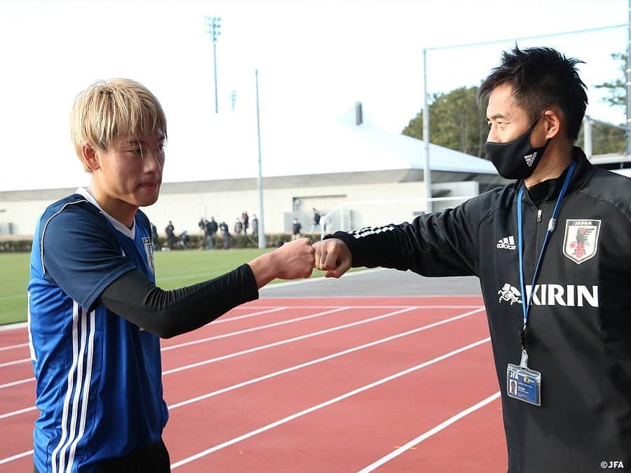 日本サッカー協会さんのインスタグラム写真 - (日本サッカー協会Instagram)「【2020.12.26 Training Match③📸】#U23日本代表 候補　4-0の勝利で活動を締めくくる  12月22日（火）から #高円宮記念JFA夢フィールド でトレーニングキャンプを行っていたU-23日本代表候補は、活動の締めくくりとして26日（土）に関東大学選抜と練習試合を行いました。  3本目、GKには #大迫敬介 選手が入ります。108分、U-23はいい守備から攻撃へとつなげます。浅野選手が抜け出してワンタッチでクロスを上げると、マイナスのスペースで待っていた郷家選手がシュートし、追加点を獲得。その後もボールを保持したU-23は試合終了間際、瀬古選手が郷家選手とのパス交換から起点となり、右サイドを駆け上がった中村帆高選手がクロスを上げると、ゴール前にするすると上がってきた瀬古選手がシュート。これで4-0とし、2020年最後の代表活動を勝利で終えました。  初招集の選手が多く、短い時間のなかでコンセプトを落とし込むべく、「攻から守へ、守から攻への切り替え」、また「どうボールを前へ進めていくか」を意識しながら、4日間ゲーム形式のトレーニングを積んできました。 #東京オリンピック が一年延期となり、リーグ戦中心のシーズンを送った選手たちと久ひさしぶりに過ごした #森保一 監督は、選手たちのコミュニケーション能力、自己表現能力の向上を口にしていました。  次の活動は3月。#U24日本代表 として、東京スタジアムと北九州スタジアムで国際親善試合を戦います。  >>> #U24日本代表 2021年スケジュール  ⚔国際親善試合 ⌚3.26 📍東京 ⌚3.29 📍北九州 ⌚6.5 📍福岡 ⌚6.12 📍豊田  ⚔キリンチャレンジカップ2021 ⌚7.12 📍長居 ⌚7.17 📍神戸  ⚔東京オリンピック ⌚7.22-8.7  #daihyo #jfa」12月27日 12時56分 - japanfootballassociation