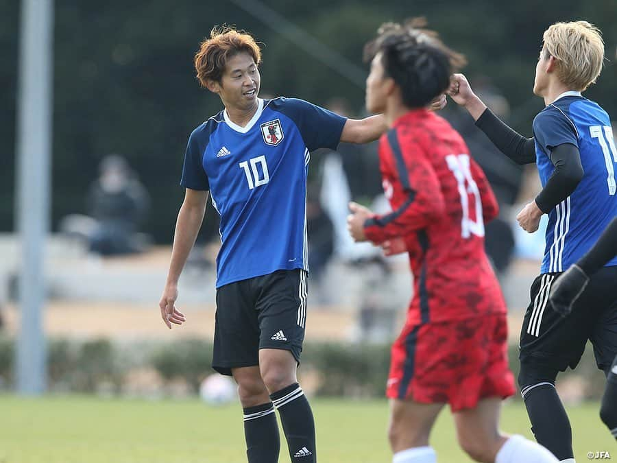 日本サッカー協会さんのインスタグラム写真 - (日本サッカー協会Instagram)「【2020.12.26 Training Match③📸】#U23日本代表 候補　4-0の勝利で活動を締めくくる  12月22日（火）から #高円宮記念JFA夢フィールド でトレーニングキャンプを行っていたU-23日本代表候補は、活動の締めくくりとして26日（土）に関東大学選抜と練習試合を行いました。  3本目、GKには #大迫敬介 選手が入ります。108分、U-23はいい守備から攻撃へとつなげます。浅野選手が抜け出してワンタッチでクロスを上げると、マイナスのスペースで待っていた郷家選手がシュートし、追加点を獲得。その後もボールを保持したU-23は試合終了間際、瀬古選手が郷家選手とのパス交換から起点となり、右サイドを駆け上がった中村帆高選手がクロスを上げると、ゴール前にするすると上がってきた瀬古選手がシュート。これで4-0とし、2020年最後の代表活動を勝利で終えました。  初招集の選手が多く、短い時間のなかでコンセプトを落とし込むべく、「攻から守へ、守から攻への切り替え」、また「どうボールを前へ進めていくか」を意識しながら、4日間ゲーム形式のトレーニングを積んできました。 #東京オリンピック が一年延期となり、リーグ戦中心のシーズンを送った選手たちと久ひさしぶりに過ごした #森保一 監督は、選手たちのコミュニケーション能力、自己表現能力の向上を口にしていました。  次の活動は3月。#U24日本代表 として、東京スタジアムと北九州スタジアムで国際親善試合を戦います。  >>> #U24日本代表 2021年スケジュール  ⚔国際親善試合 ⌚3.26 📍東京 ⌚3.29 📍北九州 ⌚6.5 📍福岡 ⌚6.12 📍豊田  ⚔キリンチャレンジカップ2021 ⌚7.12 📍長居 ⌚7.17 📍神戸  ⚔東京オリンピック ⌚7.22-8.7  #daihyo #jfa」12月27日 12時56分 - japanfootballassociation