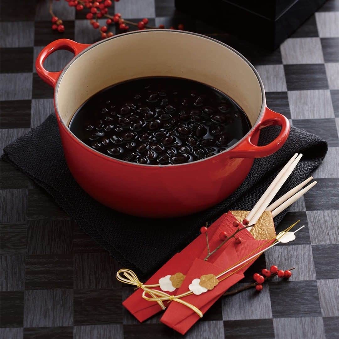 Le Creuset Japon　ル・クルーゼ ジャポンさんのインスタグラム写真 - (Le Creuset Japon　ル・クルーゼ ジャポンInstagram)「【ル・クルーゼ公式レシピ】黒豆 ほどよい甘さが上品な、おせち料理にはかかせない黒豆。気長にコトコト煮れば、ふっくらつややかでキレイな仕上がりに。  材料[ココット・ロンド 20cm使用] 黒豆　200g （Ａ） ・砂糖 160g ・しょうゆ 大さじ1 ・塩 小さじ1/3 ・重曹 小さじ1 ・水 1000ml  作り方  1. 鍋に（Ａ）を入れ、菜箸で鍋底の砂糖を混ぜながら中火で溶かし、沸騰したら火を止める。 2. 黒豆は洗って水気をきり、1に入れてフタをし、一晩浸す。（夏場は冷蔵庫に入れてください。） 3. ２を弱火にかけて、アクを丁寧に取る。 4. 沸騰したら落としブタをしてとろ火で2〜4時間、お好みの固さになるまで煮る。途中、アクが出てきたら丁寧に取る。熱源から下ろし、煮汁に浸したまま、鍋にフタをして冷ます。 ※鍋より一回り小さめの円型に切ったクッキングシートを落としブタに使うときれいに仕上がります。 ※煮汁はグツグツしないように気を付けながら煮てください。火が強いとホーローに負担がかかり黒豆の色素が沈着する原因になります。 ※黒豆が空気に触れそうになったら水を足してください。 ※鍋に入れたままでの長期間の保存はお避けください。  #ルクルーゼ #lecreuset #テーブルウェア #キッチンウェア #豊かな食卓 #ストーンウェア #ルクルーゼ公式レシピ #黒豆 #おせち料理 #おせち #ココットロンド #黒豆煮 #年末年始」12月27日 13時00分 - lecreusetjapon