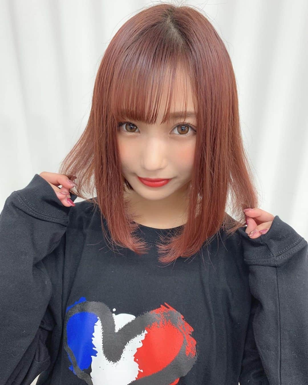 のインスタグラム：「. . . . . 以前夏に半袖のTシャツを載せたんだけど、なんと今回は @arvast.official さんのロンTっ💙❤️ . . ハートが可愛いっ☺️♥︎ . . 腕の手首の部分が細くなってるので、オーバーサイズで着ても手を出せるのは女子にはありがたいポイント💡 . . 左下にワンポイントがあるのも可愛いすぎるので、あえてINせずに着ました💙❤️ . . . . . #arvast #arvastofficial  #tshirt #winter #idol #kawaii  #cute #japan #heart #code #hair #ボブ #ボブヘアアレンジ #ロンt #ロンtコーデ」