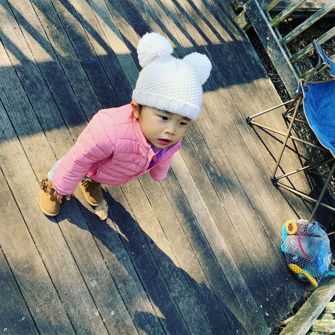 アクア新渡戸さんのインスタグラム写真 - (アクア新渡戸Instagram)「今日もめちゃくちゃ良い天気☀️😆 今日は夫婦池から中央公園までお散歩💨  鯉に餌やったり 鳥さん日餌やったり シャボン玉したり 走り回って今日もはしゃいでます😆  #笛田 #夫婦池公園  #中央公園 #遊具 #鯉の餌やり  #家族時間」12月27日 13時11分 - amiaquanitobe