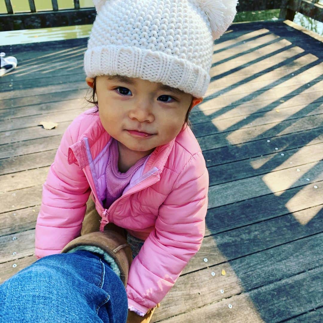 アクア新渡戸さんのインスタグラム写真 - (アクア新渡戸Instagram)「今日もめちゃくちゃ良い天気☀️😆 今日は夫婦池から中央公園までお散歩💨  鯉に餌やったり 鳥さん日餌やったり シャボン玉したり 走り回って今日もはしゃいでます😆  #笛田 #夫婦池公園  #中央公園 #遊具 #鯉の餌やり  #家族時間」12月27日 13時11分 - amiaquanitobe