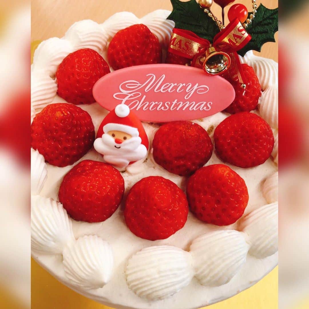 高井瑛子さんのインスタグラム写真 - (高井瑛子Instagram)「. . １２月２５日はクリスマスでしたね。 皆さんどんなクリスマスを過ごされましたか？ . 私は、ゆっくりクリスマス気分を味わいたかったのですが、 次の日が「まるどりっ！」のため 仕事から帰ってきてすぐ寝ました。😴 . ですが、２６日「まるどりっ！」終了後 クリスマスケーキを食べました！ . イチゴのケーキ。 . 美味しすぎて一瞬で食べ終わりました。 . １日遅れのクリスマスを楽しみました🧑‍🎄❤️ . . . . ------------------------------------------------ #新潟テレビ21 #アナウンサー #ux #まるどりっ #クリスマスケーキ #パルフェット #parfait #遅めのクリスマス」12月27日 13時11分 - ux_takai.eiko