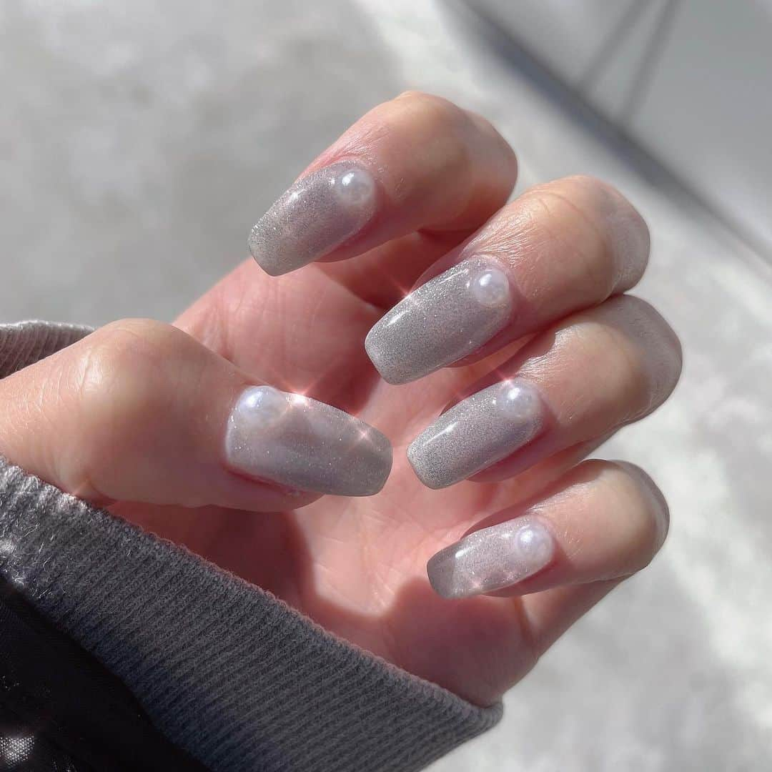 川崎ひかるさんのインスタグラム写真 - (川崎ひかるInstagram)「#newnail 🤍❄️ . シルバーのマグネットネイル❄️❄️ 雪っぽくしてもらった❤︎❤︎」12月27日 13時05分 - hikaru._.1206