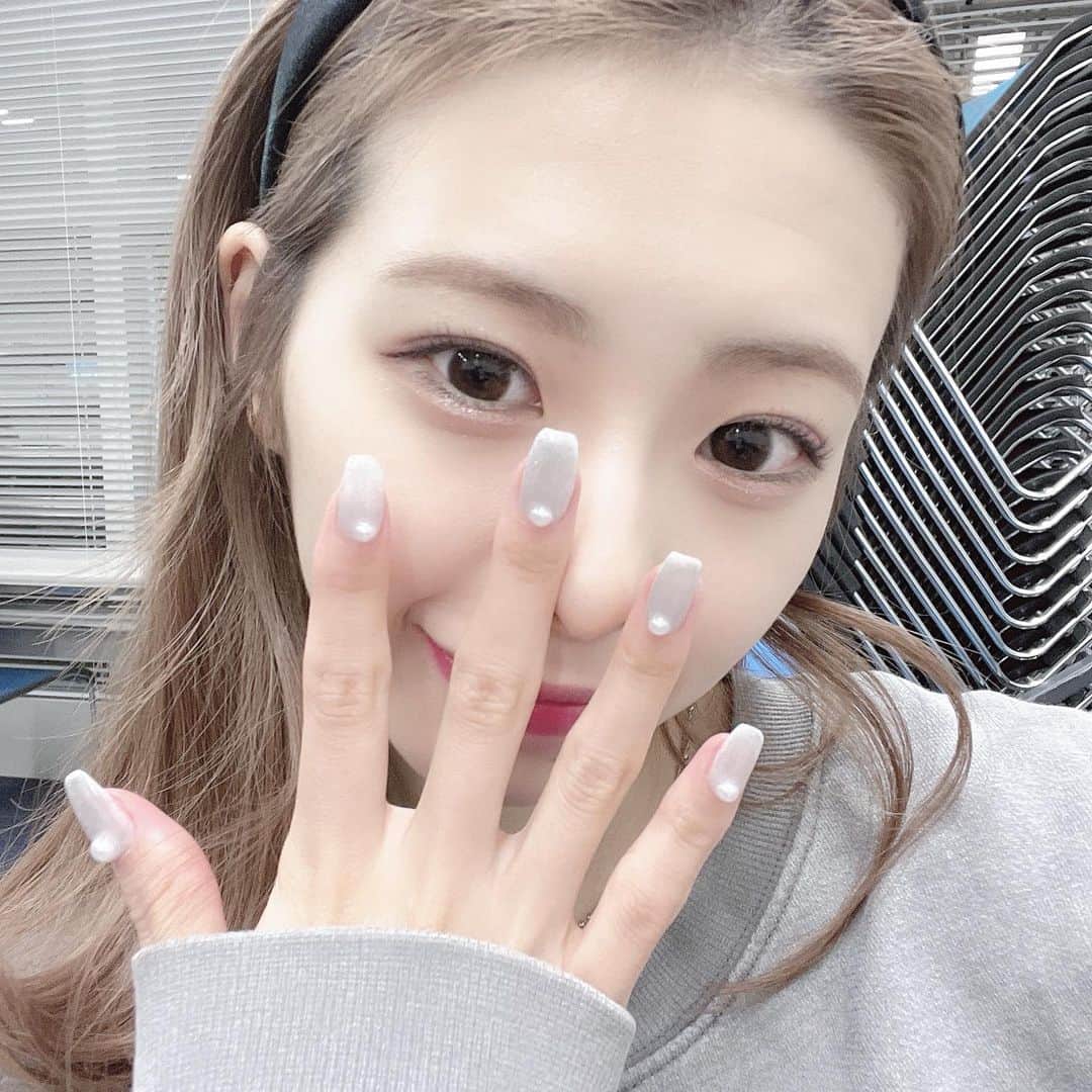 川崎ひかるのインスタグラム：「#newnail 🤍❄️ . シルバーのマグネットネイル❄️❄️ 雪っぽくしてもらった❤︎❤︎」