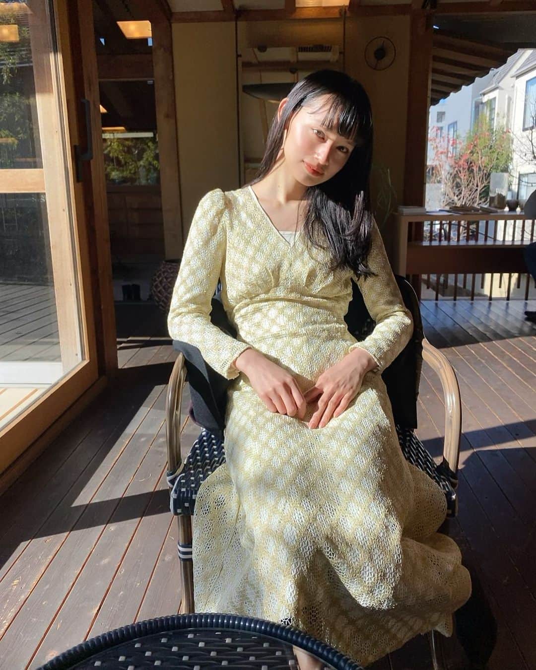 shihori.kathleenのインスタグラム：「. お散歩してたら今年最後に 静かで風情のあるカフェを見つけちゃった 小声で話しちゃうような　ひみつ ね😌  🎍🌾🌞🧝🏻‍♀️🕊」