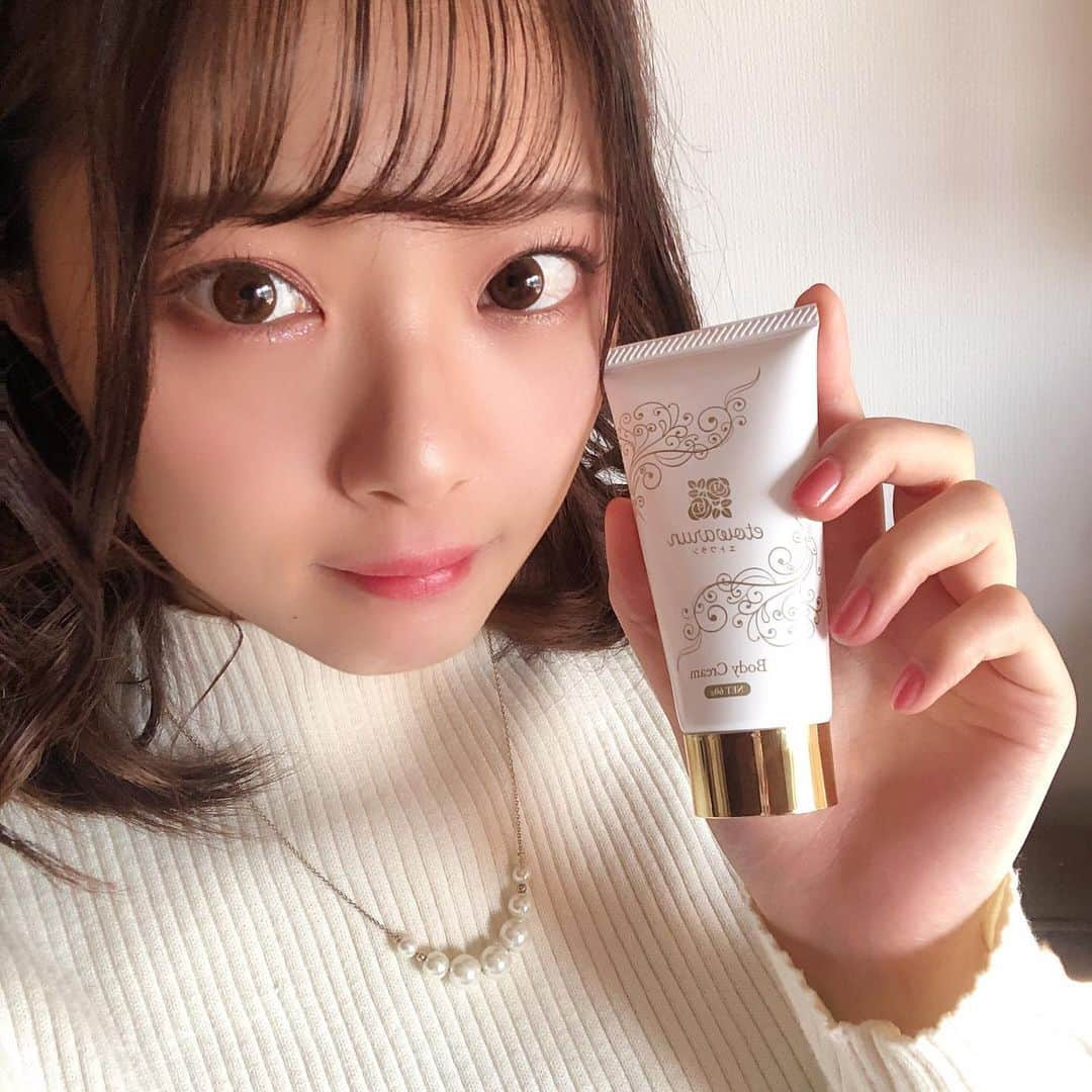 山田杏奈さんのインスタグラム写真 - (山田杏奈Instagram)「﻿ 最近は冷えるのですごく足とか顔が浮腫んでしまいます💦﻿ ﻿ そこで夜はエトワランというマッサージクリームを使って全身をマッサージしています！！﻿ ﻿ 甘すぎない爽やかな香りでリラックスもできるので毎晩の欠かせないアイテムになってます🍀﻿ ﻿ 年末年始は美味しいもの沢山食べるのに動かなくてまた太っちゃいそうなので手軽にできるマッサージくらいは毎日頑張ります🥲﻿ ﻿ #エトワラン #etowarun #pr @etowarun」12月27日 13時12分 - anna_yamada05