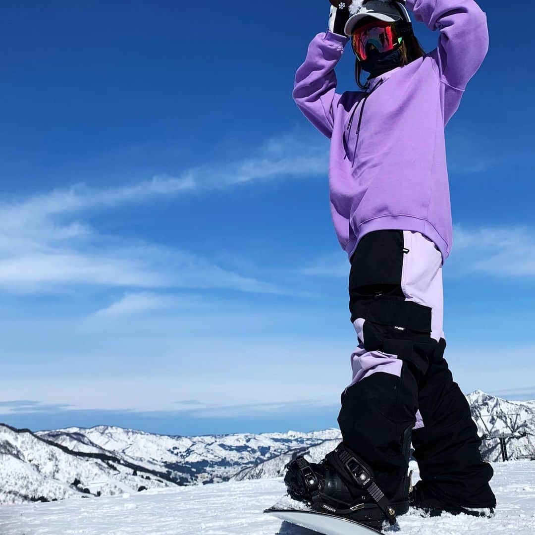 MOTOMIのインスタグラム：「@ 晴れた日のコーデ🏂☀️ 紫が好きすぎた結果こーなった( •́ฅ•̀ ) ┈┈┈┈┈┈┈┈┈┈┈┈┈┈┈┈┈┈┈┈ TOPS→SPECIALGUEST🇰🇷 (スペシャルゲスト) Sweatshirt NL VIOLET   PANTS…ROMP(ロンプ)🇰🇷 Cozy Pants LAVENDER   HOOD WARMER…ROMP🇰🇷 C Hood Warmer LAVENDER  CAP🧢…SPECIALGUEST🇰🇷 Easy Ball Cap GAINSBORO  GLOVE🧤…ELNATH(エレナス)🇰🇷 Mackin WHITE  ┈┈┈┈┈┈┈┈┈┈┈┈┈┈┈┈┈┈┈┈ 👆◁◀◁👆左にスワイプ するとアイテム毎の画像が 見れます🤗  身長155cm 上下Ｓ着用 🧤もＳ  ぜ〜んぶ @snowholic_official で買えるよ✨」