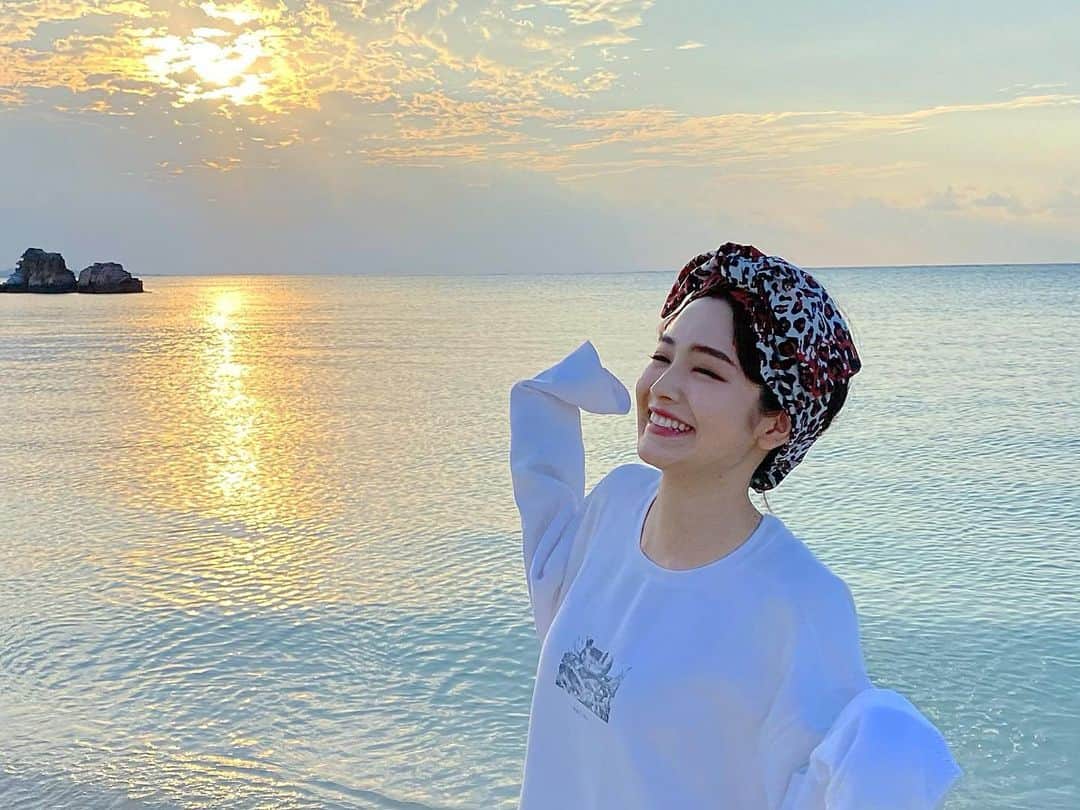 富久美玲のインスタグラム：「_ . 夕焼けお目当てにまったりtime🏝💓 . 海にいる時間が1番大好き＼(^o^)／ 分厚い雲が邪魔して水平線に見える 夕日ではなかったけど綺麗でした🥺 . #沖縄#アラハビーチ」