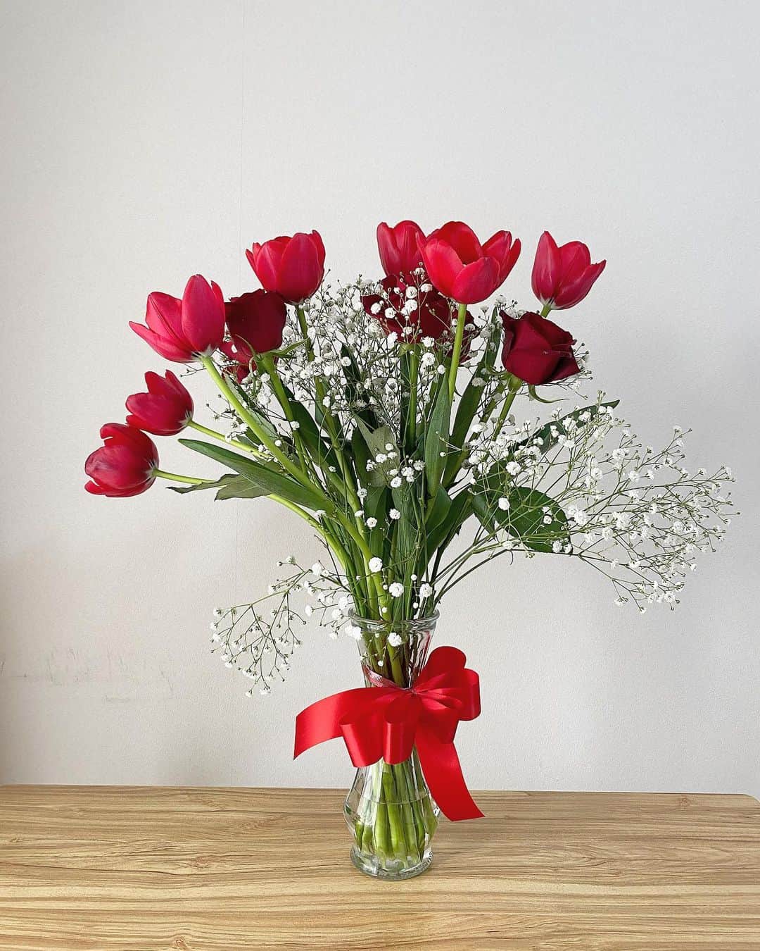 石川花音のインスタグラム：「・﻿ ファンの方から花束のプレゼントをいただいたので、100均で花瓶買って飾りました〜💐﻿ ﻿ 花束についてたリボンもつけた🎀🌹﻿ ﻿ お花だけじゃなくて、みんなからのお手紙やプレゼントいただきました🎁﻿ ありがとう😊✨﻿」