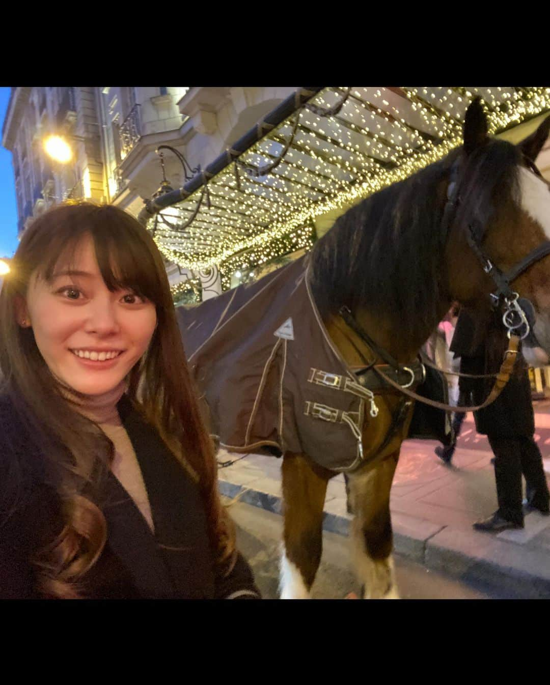 瀧口杏耶さんのインスタグラム写真 - (瀧口杏耶Instagram)「#lebristolparis 🎄 * いつかこの馬車に乗りたい🐴 (お馬さんと自撮りで写真撮ってたら めちゃくちゃ顔に近づいてきてビビり倒した人) * #ルブリストル#パリ旅行#サントノーレ通り#ホテル好き#ホテル巡り#ホテルステイ#パリの風景#パリ街歩き#hotelinparis#lebristol#oetekercollection#palacehotels」12月27日 18時46分 - aya_0429