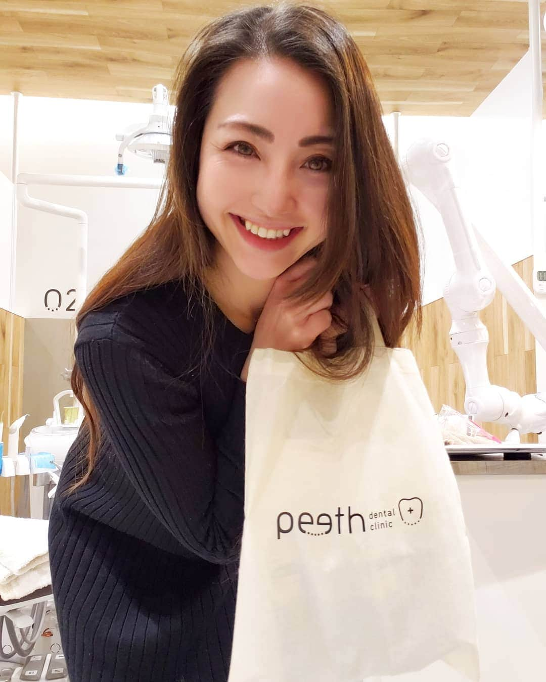 Hiromi Tomiiさんのインスタグラム写真 - (Hiromi TomiiInstagram)「@peeth_dental_tsuruhashi . . . 日本初の駅の構内にある、歯医者さん😊 . . ホワイトニングしてきたよん😊 3トーンも明るくなった😊 . . 用事と用事の間や移動途中に行けるのがいいよね😊 . .  #日本初 #エキナカ歯科 #歯科 #鶴橋駅 #ピースデンタルクリニック #気軽に歯医者 #身近な歯医者 #コロナ対策バッチリ #デンタル偏差値高め #歯が命 #ホワイトニング #白い歯 #歯並び #美容歯科 #オフィスホワイトニング」12月27日 18時47分 - hiromi.tomii