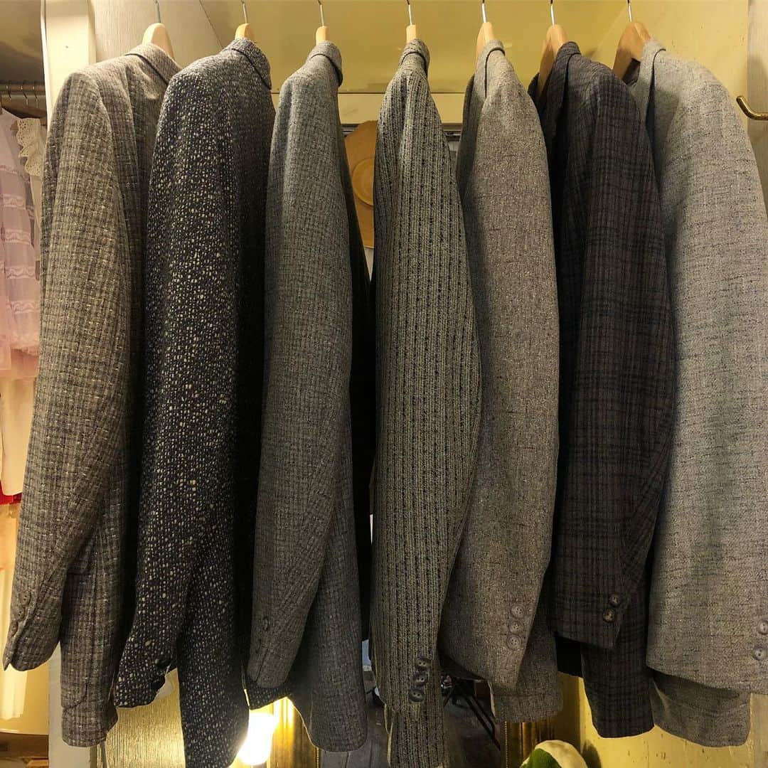 NUTTY Vintage&Collectibleのインスタグラム：「👔RECOMMEND VINTAGE👔  ☑︎vtg 50's-60's suits jacket for men's  ⏩成人式や卒業式を間近にひかえた皆様 ⏩ヴィンテージジャケットを愛する皆様  ＊スーツジャケットたっぷり入荷いたしました！＊  当時らしいボックスシルエット。 貼りポケや現代ではあまり見られない凝った仕様の裏地まで魅力がぎゅっと詰まったお洋服です。  いつまでも大事に着たくなる、そんな一着を 是非見つけにいらしてくださいね＊  💌DMにてお問い合わせ/通販承っております💌  ❄️☃️12/25(fri)~12/30(wed)限定☃️❄️ お買い上げの皆様にその場でご利用いただける【¥500OFFCOUPON】プレゼント中🎁  ┈┈┈┈┈┈┈┈┈┈┈┈┈┈┈┈┈ 【年末年始営業時間】 ┈┈┈┈┈┈┈┈┈┈┈┈┈┈┈┈┈ 12/30(水) 11:00-18:00 12/31(木) お休み 1/1(金) お休み 1/2(土) 12:00-20:00 1/3(日) 11:00-20:00 1/4(月) 11:00-20:00 1/5(火) 〜普通営業 ┈┈┈┈┈┈┈┈┈┈┈┈┈┈┈┈┈」