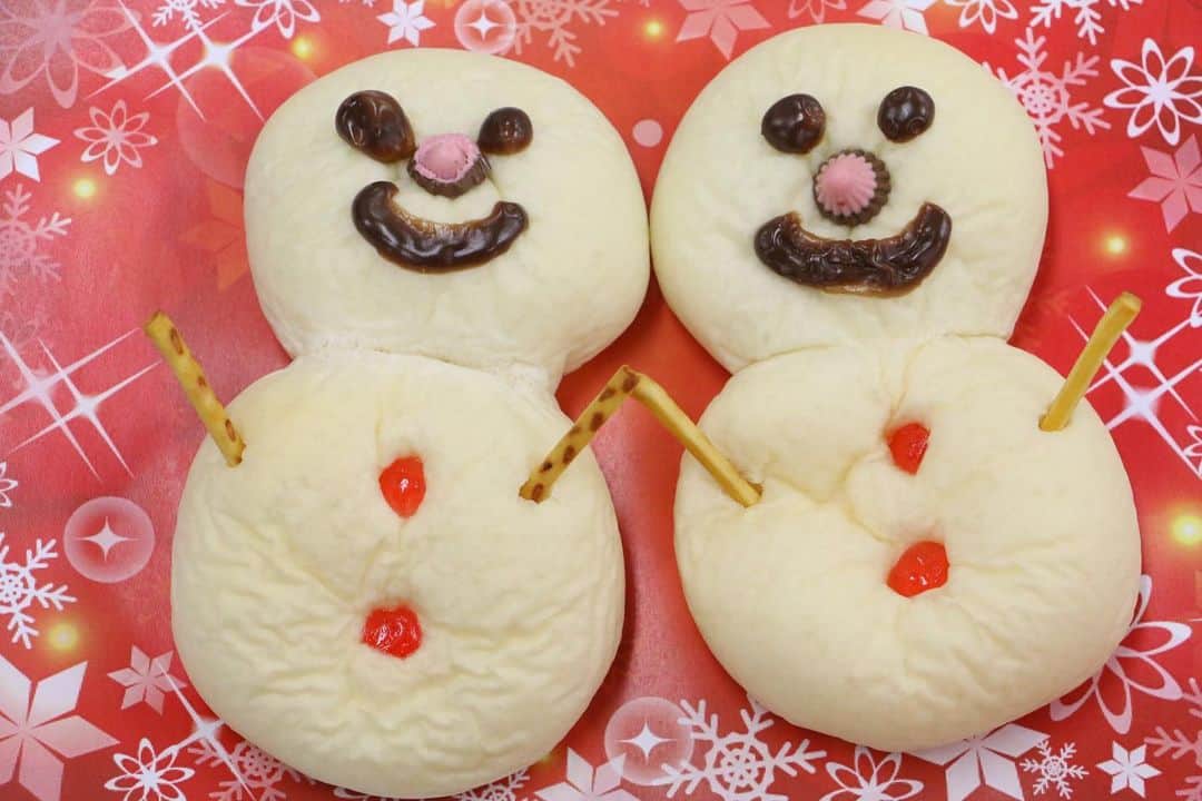 神戸製菓専門学校（公式）さんのインスタグラム写真 - (神戸製菓専門学校（公式）Instagram)「❄️オープンキャンパス❄️ 今年最後のオープンキャンパスはクリームパンをアレンジしたスノーマン⛄️作りに挑戦していただきました❗️  包あんというクリームを包む難しい作業にもチャレンジしていただきました💪苦戦しながらも綺麗な丸い⭕️形になっていました😊  なんと❗️このスノーマンは上にチョコクリームが、下にはカスタードクリームが入っています😋 一度に二度美味しいパンが出来あがり💕  また、スノーマンの顔もそれぞれ個性的なものに❗️ パン作りの楽しさを知って頂けた体験になってのではないでしょうか❓😊  2021年一発目のオープンキャンパスは1月9日（土）牛肉ごろごろビーフシチューパン‼️ 丑年にお肉を食べて、新年を迎えましょう🐮 皆さんのご参加お待ちしております⭐️  #神戸製菓　#神戸製菓専門学校 #神戸製菓専門学校oc #オープンキャンパス #チョコ #チョコレート #カスタード #パン #クリームパン #ブーランジェ #製パン #製菓専門学校 #パン作り #パン作り好きな人と繋がりたい #神戸 #三宮　#三ノ宮　#pattistagram2020」12月27日 18時49分 - kobeseika_info