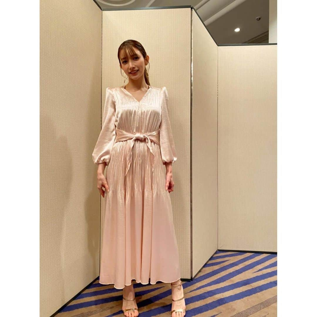 後藤真希さんのインスタグラム写真 - (後藤真希Instagram)「スタイリストのじゅりかさんが用意してくれたワンピース。とても綺麗な色と素材で思わず動画まで撮ってもらいました！  #ワンピース #ドレス #年末まであと少し #今日も1日良き日」12月27日 18時50分 - goto_maki923