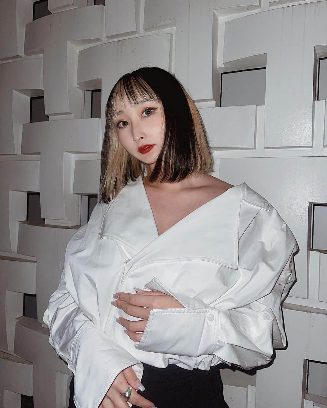 雪琴(YUKI) / DJ YUXIのインスタグラム：「NEW HAIR💎✨﻿ 今年最後に久々に前髪切ってイメチェンしました🖤﻿ ﻿ ﻿ 自分でもめちゃくちゃ気に入ってる🥺💕笑﻿ ﻿ @tsuyoshi_saito いつもありがとう😙😙✨﻿ ﻿ ﻿ ﻿ ﻿ #newhair #ニューヘアー #インナーカラーボブ ﻿ #前髪ぱっつん #モノトーン #シャツコーデ」