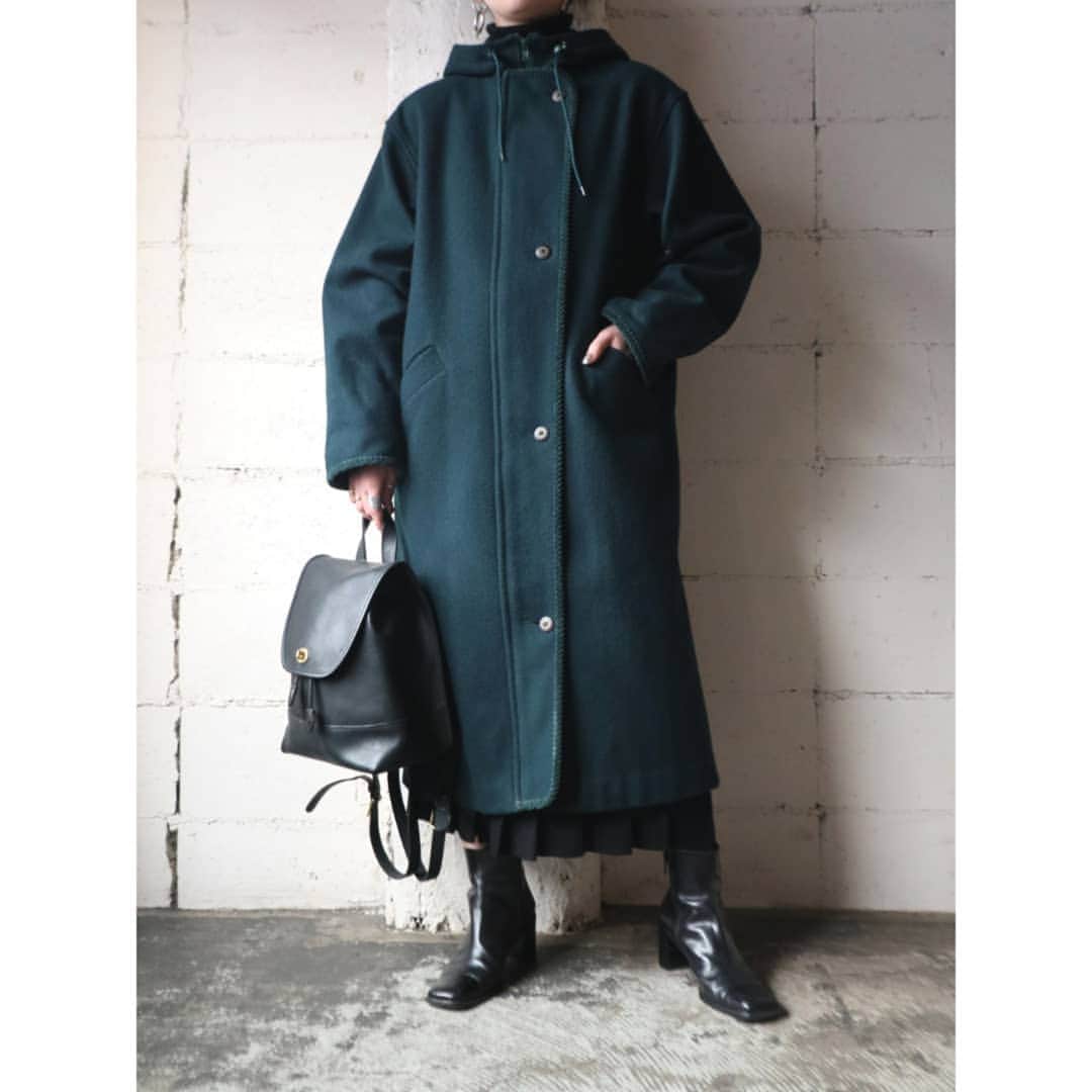 吉祥寺 古着屋 Orfeoのインスタグラム：「. Vintage Coat  #orfeo #kichijoji #tokyo #vintage #used #fashion #coordinate #outfit . . 年末年始の営業時間 . 12/28  12:00～19:00 12/29～1/2  CLOSE 1/3～  12:00～20:00 .  お問い合わせはインスタグラムのプロフィール掲載のメールアドレスにお願いいたします。コメント、DMでのお問い合わせは受け付けておりませんのでご了承ください。 ONLINE SHOPの商品も店頭にてご購入頂けます。気になる商品がございましたらスタッフにお声掛けください。  新型コロナウィルス感染拡大防止策を徹底した上で営業をしております。マスクの着用、入店時にアルコールでの消毒をお願いいたします。」