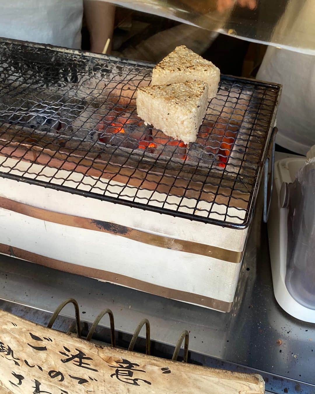 林茜実里さんのインスタグラム写真 - (林茜実里Instagram)「いつかの焼きおにぎり めちゃ美味しそうじゃない？🤍 おにぎりの中で 一番焼きおにぎりが好きかも🍙  #おにぎり #炭火焼き #焼きおにぎり」12月27日 13時23分 - amirihayashi_pimms