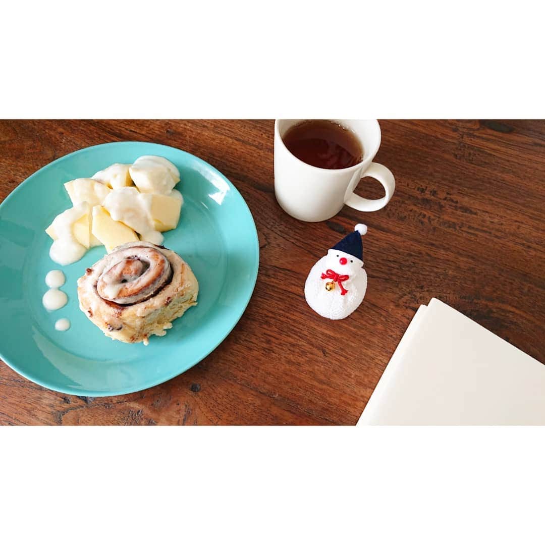 加藤沙知さんのインスタグラム写真 - (加藤沙知Instagram)「食べたかった甘いもの。  右下の白いものは、本です。 装丁がシンプルで美しい一冊です。 ゆっくり読もうと思います😊  #おやつ#シナモンロール #tea#りんご#ヨーグルト #本#読書の友」12月27日 13時23分 - mrt.kato