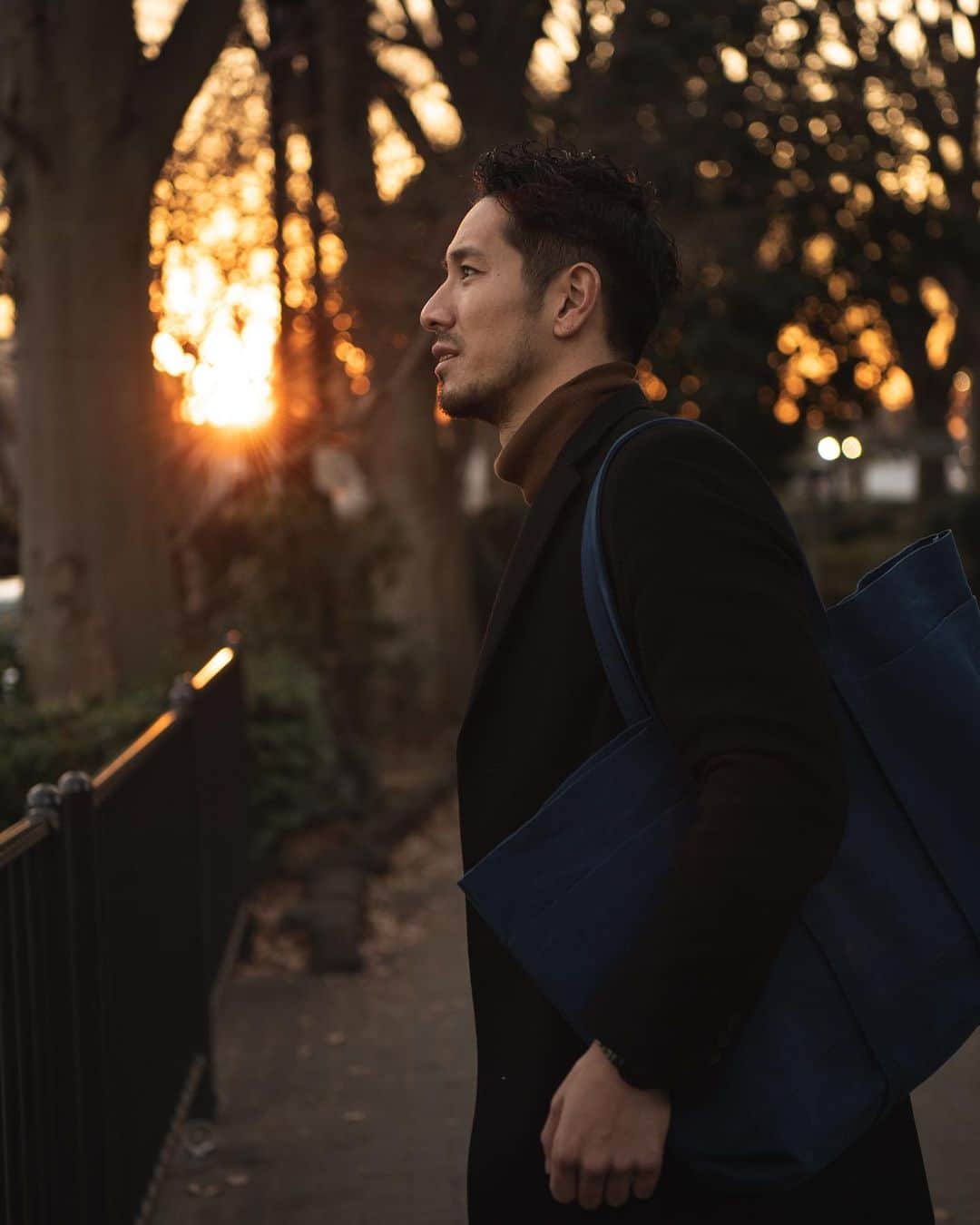 大越光貴のインスタグラム：「Tokyo sunset with @amiacalva_official 🌆  #japanesephotographer #asianphotographer #japanesemodel #asianmalemodel #uniqlo #ninja #東京の夕焼け #夕焼け #アミアカルバ #ユニクロコーデ #ユニクロメンズ #フリーモデル #フリーランスモデル」