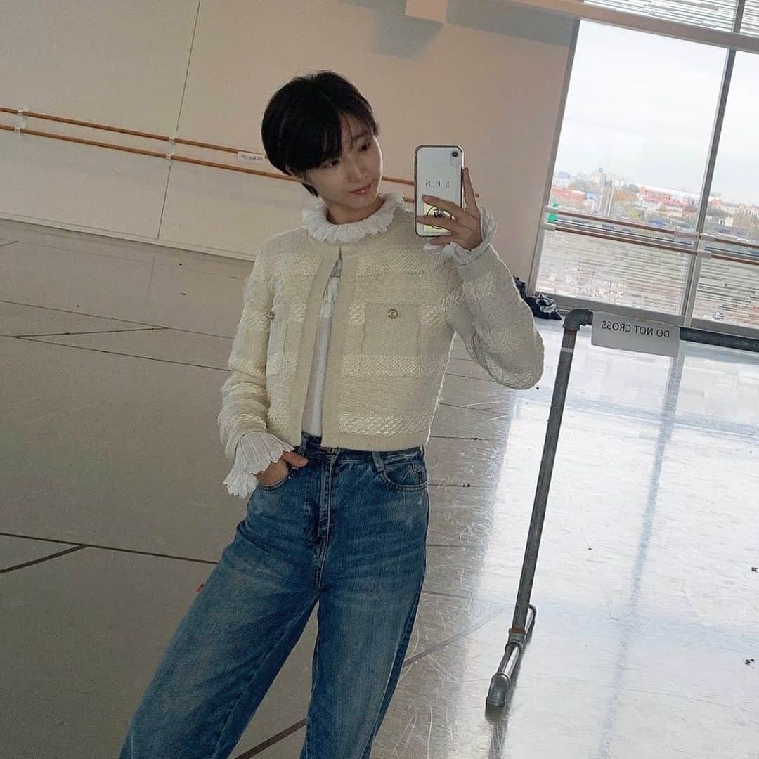 飯島望未のインスタグラム：「Sweet cardigan and blouse @chanelofficial」
