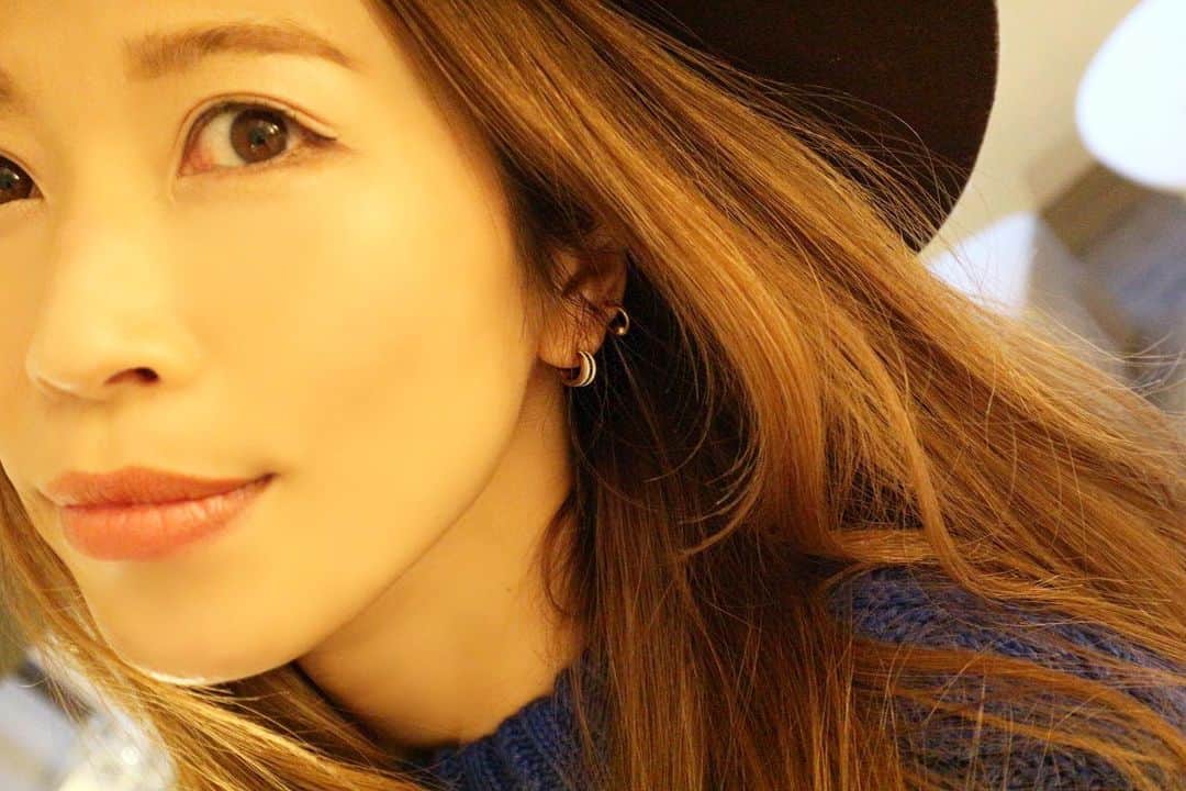 RENA のインスタグラム：「耳元にもこっそり danielwellington 🤍  今年の冬はケーブルニットだらけ🧶 あとは相変わらずデニムかレギンス👖  Watch & pierce @danielwellington  Knit : @ralphlauren  Hat : @lackofcoloraus  Jeans : @spickandspan_jp   公式サイトやDW直営店舗にて二点以上お買い上げで全品25％OFF🤎 ． 更に無料での特別ギフトラッピング❄️ ． 更に併用出来る15％OFFクーポンコード【rena88】使ってね❤︎  #danielwellington #ダニエルウェリントン#DW #自分へのご褒美 #プレゼント #私服 #オトナ女子 #私服 #gift #present #watch #ootd #outfit」