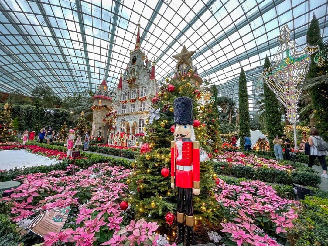 リー・シェンロンのインスタグラム：「If you’ve visited the Flower Dome in @gardensbythebay recently, you probably posed for photos in front of this beautiful building. But did you know it is an elaborate replica of the City Hall of Gouda, a city in the Netherlands? I didn’t.  I only discovered this when I saw that the Gouda mayor, Pieter Verhoeve, had recorded a holiday message for Dutch people in Singapore, who wanted to go home for the holidays but couldn’t. He invited them to visit Gardens by the Bay to get a little taste of home, and ease their homesickness. I hope it helps!    (Photo by me)」