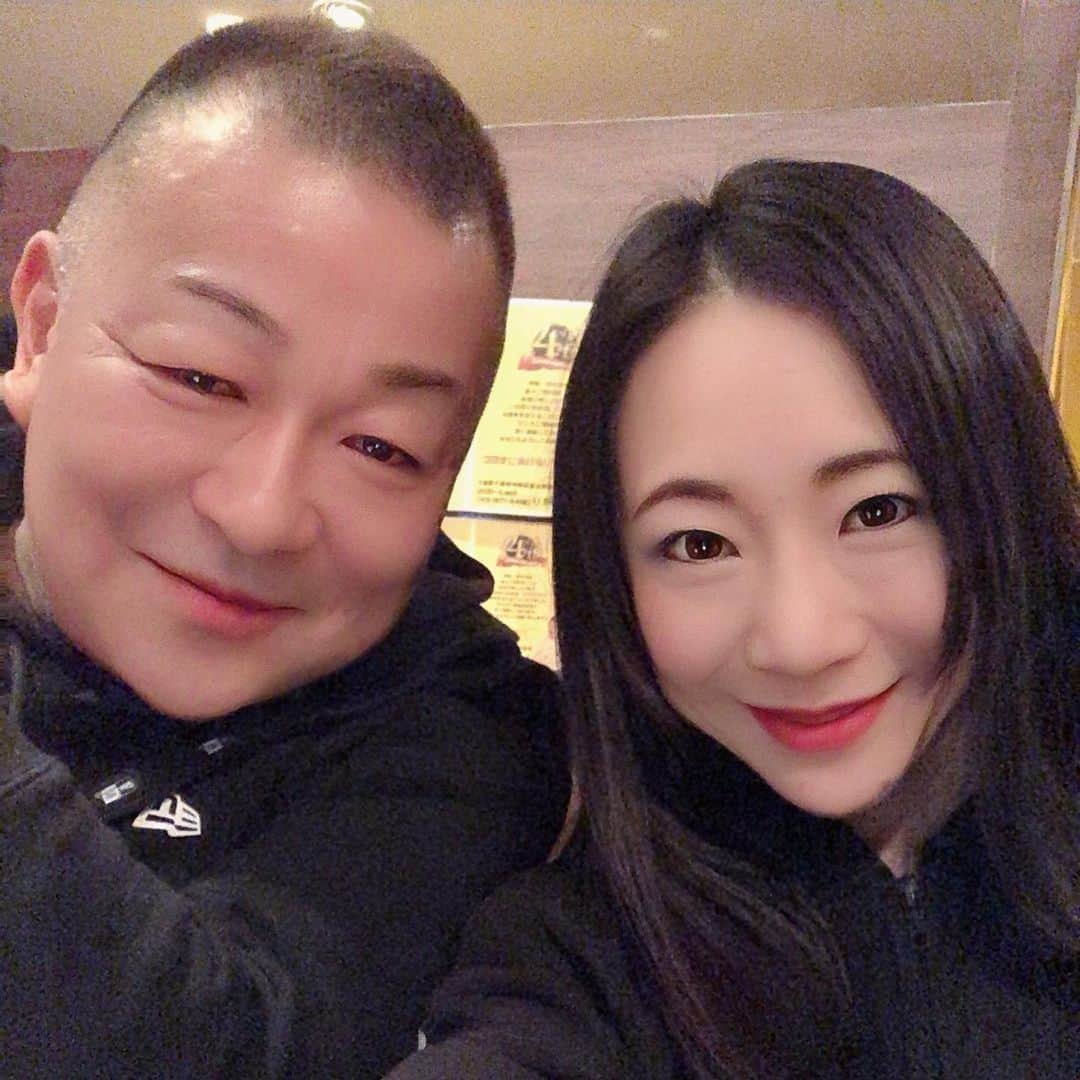 若林美保さんのインスタグラム写真 - (若林美保Instagram)「昨晩は今年ラストのエロチカヴァでした。 急な時短営業だったのに、たくさんの方が来てくれて、めちゃくちゃ嬉しかった。 一つは大好きな間々田優さんの曲に合わせて。 もう一つは勝手に石野卓球さん誕生日記念w 来年は1/4お店はじめにショーします。 相変わらずの時短営業なので、20:30〜と21:30〜。 でも早めの時間から餅つきやるらしいですよー！ 是非是非お越しくださいませ。  22時でお店終わって、昨日はりおの店へ伺いました。 店長さんが可愛くて萌えたー。 楽しいお店でした♪ ※写真を撮る時だけマスクを外しました  #erotikava #りおの店 #aerialsilk  #空中族 #忘年会 #新年会 #筋肉女子 #軟体育成中 #餅つき #今年もお世話になりました #写真を撮る時だけマスク外しました」12月27日 13時37分 - waka_miho